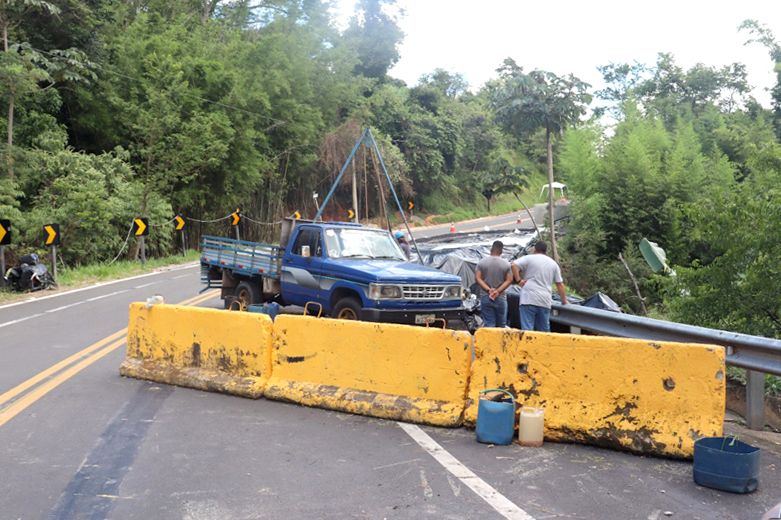 Obra de recuperação de rodovia em Serra Negra     <a style='float:right;color:#ccc' href='https://www3.al.sp.gov.br/repositorio/noticia/N-01-2023/fg294840.jpg' target=_blank><i class='bi bi-zoom-in'></i> Clique para ver a imagem </a>