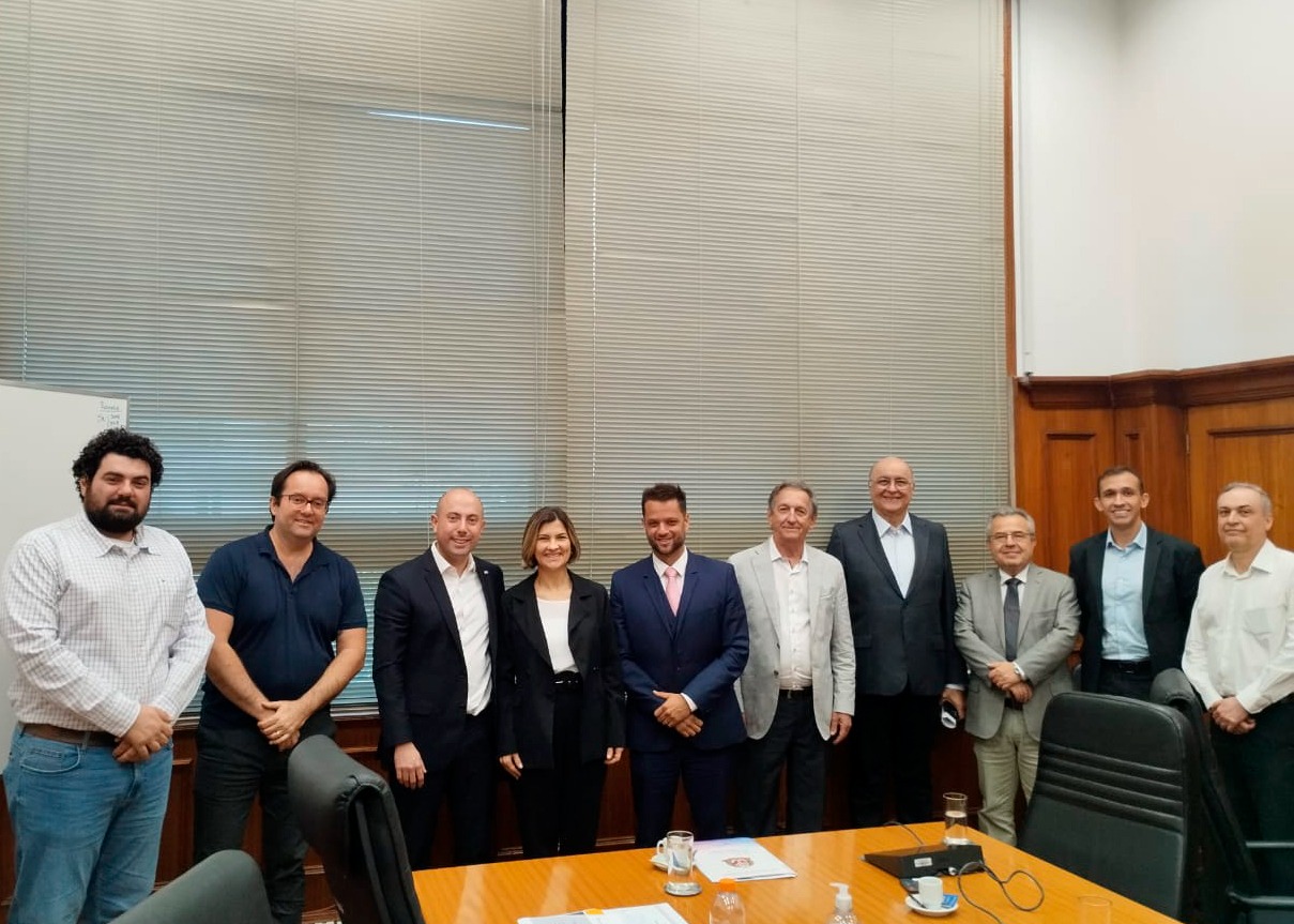 Deputada Del. Graciela em reunião com calçadistas <a style='float:right;color:#ccc' href='https://www3.al.sp.gov.br/repositorio/noticia/N-01-2025/fg339600.jpeg' target=_blank><i class='bi bi-zoom-in'></i> Clique para ver a imagem </a>