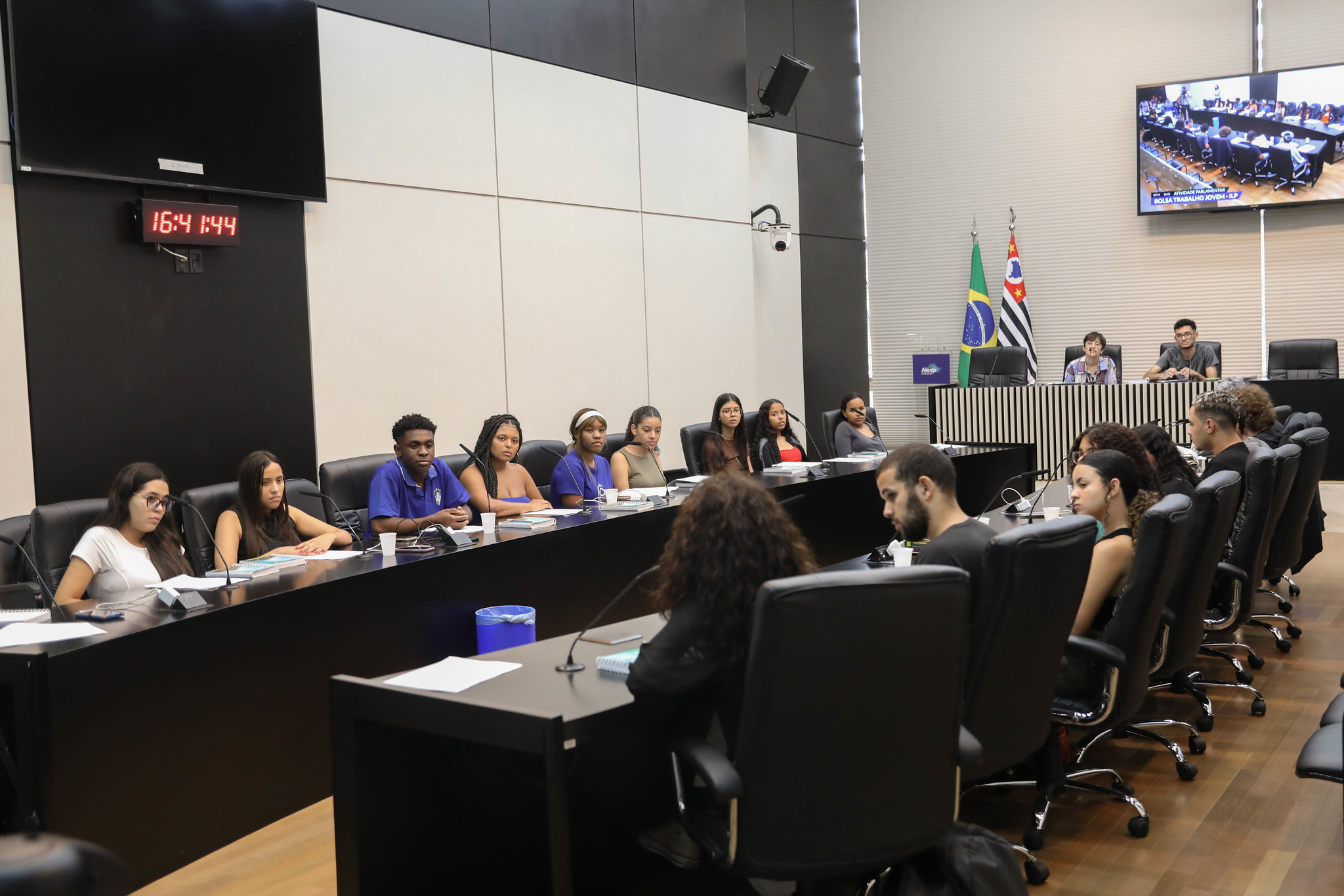Jovens puderam simular reunião de comissão<a style='float:right;color:#ccc' href='https://www3.al.sp.gov.br/repositorio/noticia/N-01-2025/fg339761.jpg' target=_blank><i class='bi bi-zoom-in'></i> Clique para ver a imagem </a>