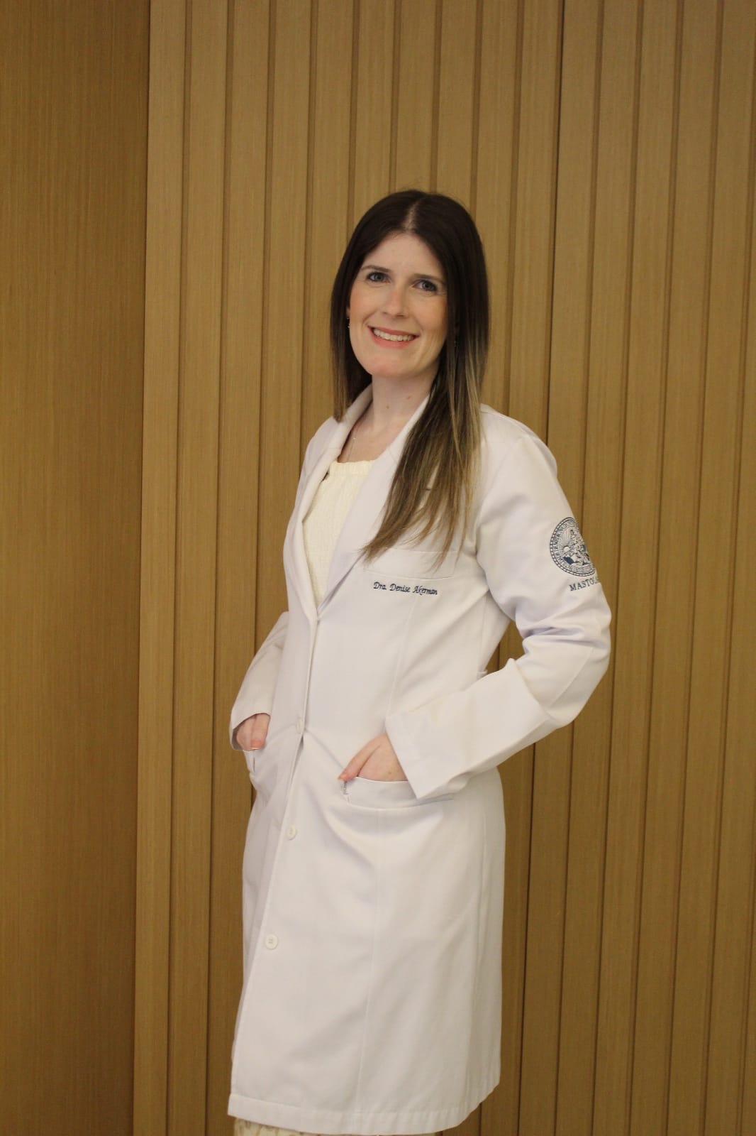 Dra. Denise Akerman - mdica mastologista <a style='float:right;color:#ccc' href='https://www3.al.sp.gov.br/repositorio/noticia/N-01-2025/fg339963.jpeg' target=_blank><i class='bi bi-zoom-in'></i> Clique para ver a imagem </a>