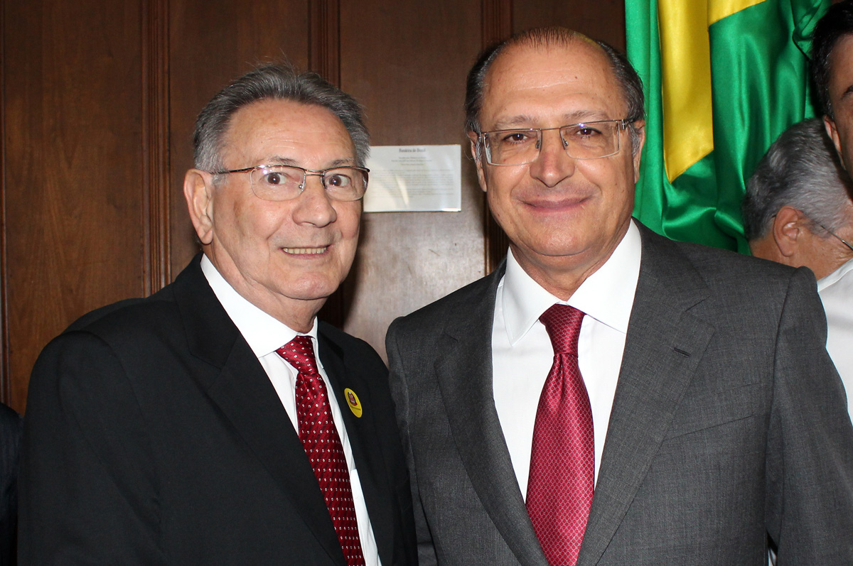 Ulysses Tassinari e Geraldo Alckmin <a style='float:right;color:#ccc' href='https://www3.al.sp.gov.br/repositorio/noticia/N-02-2013/fg121094.jpg' target=_blank><i class='bi bi-zoom-in'></i> Clique para ver a imagem </a>