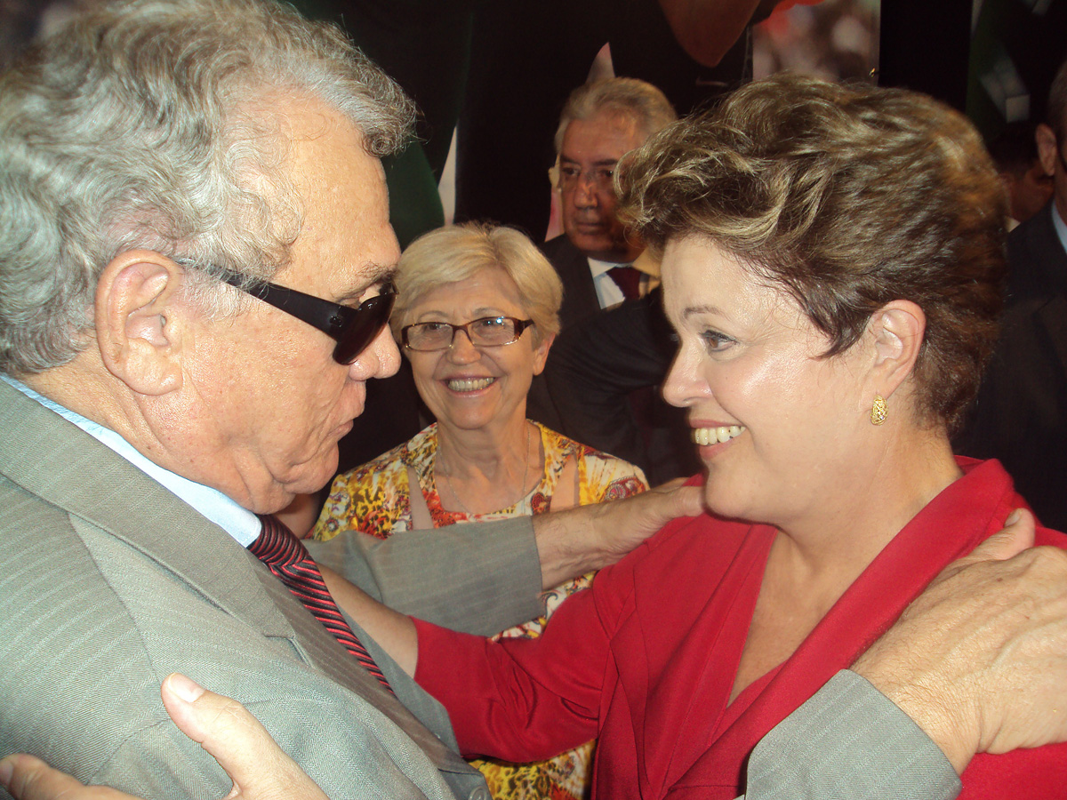 Rafael Silva cumprimenta a presidente Dilma Rousseff<a style='float:right;color:#ccc' href='https://www3.al.sp.gov.br/repositorio/noticia/N-02-2013/fg121128.jpg' target=_blank><i class='bi bi-zoom-in'></i> Clique para ver a imagem </a>