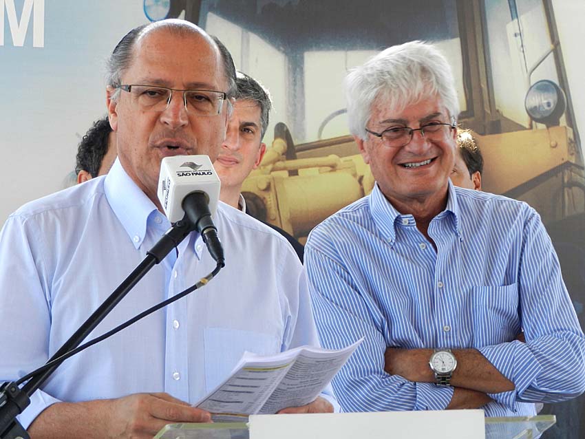 Geraldo Alckmin e Roberto Engler durante anncio da obra  <a style='float:right;color:#ccc' href='https://www3.al.sp.gov.br/repositorio/noticia/N-02-2013/fg121586.jpg' target=_blank><i class='bi bi-zoom-in'></i> Clique para ver a imagem </a>