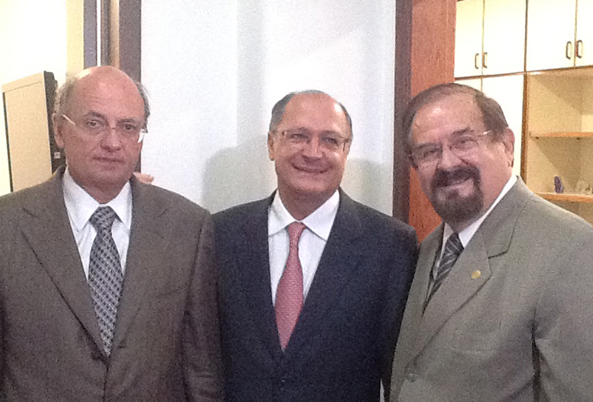  Giovanni Cerri, Geraldo Alckmin e Aldo Demarchi<a style='float:right;color:#ccc' href='https://www3.al.sp.gov.br/repositorio/noticia/N-02-2013/fg121701.jpg' target=_blank><i class='bi bi-zoom-in'></i> Clique para ver a imagem </a>