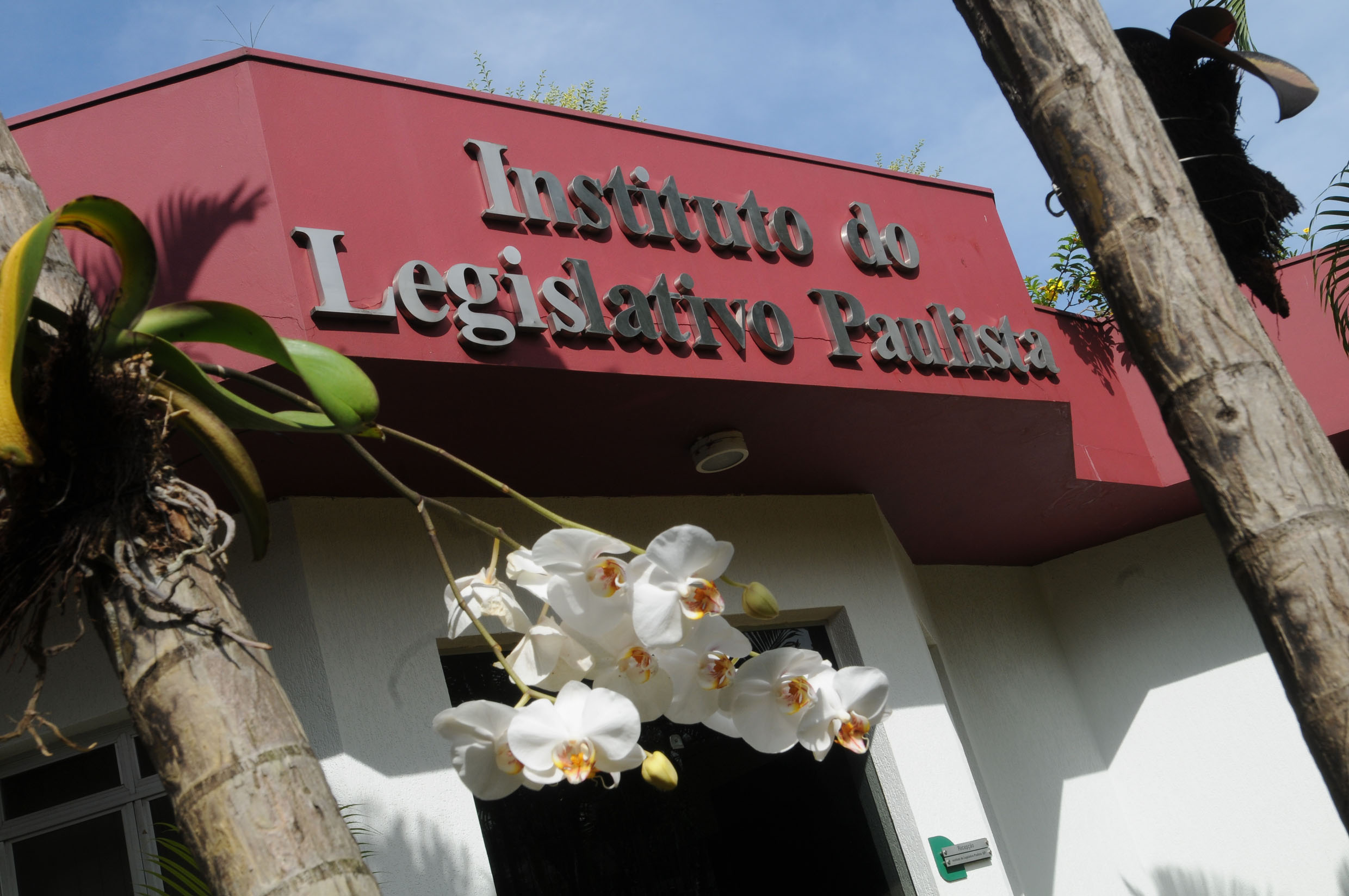 Entrada do Instituto Legislativo<a style='float:right;color:#ccc' href='https://www3.al.sp.gov.br/repositorio/noticia/N-02-2014/fg158639.jpg' target=_blank><i class='bi bi-zoom-in'></i> Clique para ver a imagem </a>