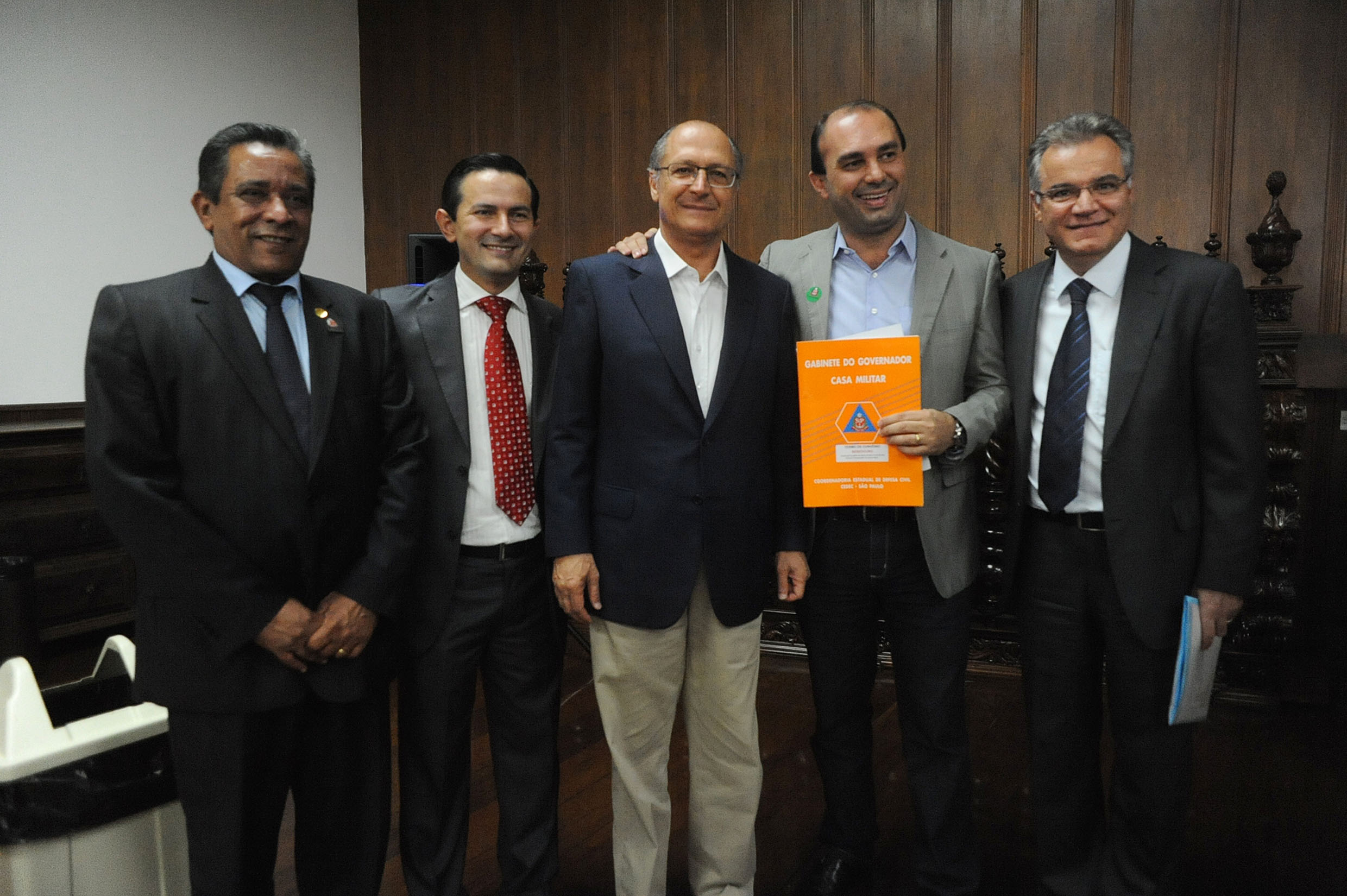 Geraldo Alckmin, Samuel Moreira e prefeitos <a style='float:right;color:#ccc' href='https://www3.al.sp.gov.br/repositorio/noticia/N-02-2014/fg158970.jpg' target=_blank><i class='bi bi-zoom-in'></i> Clique para ver a imagem </a>