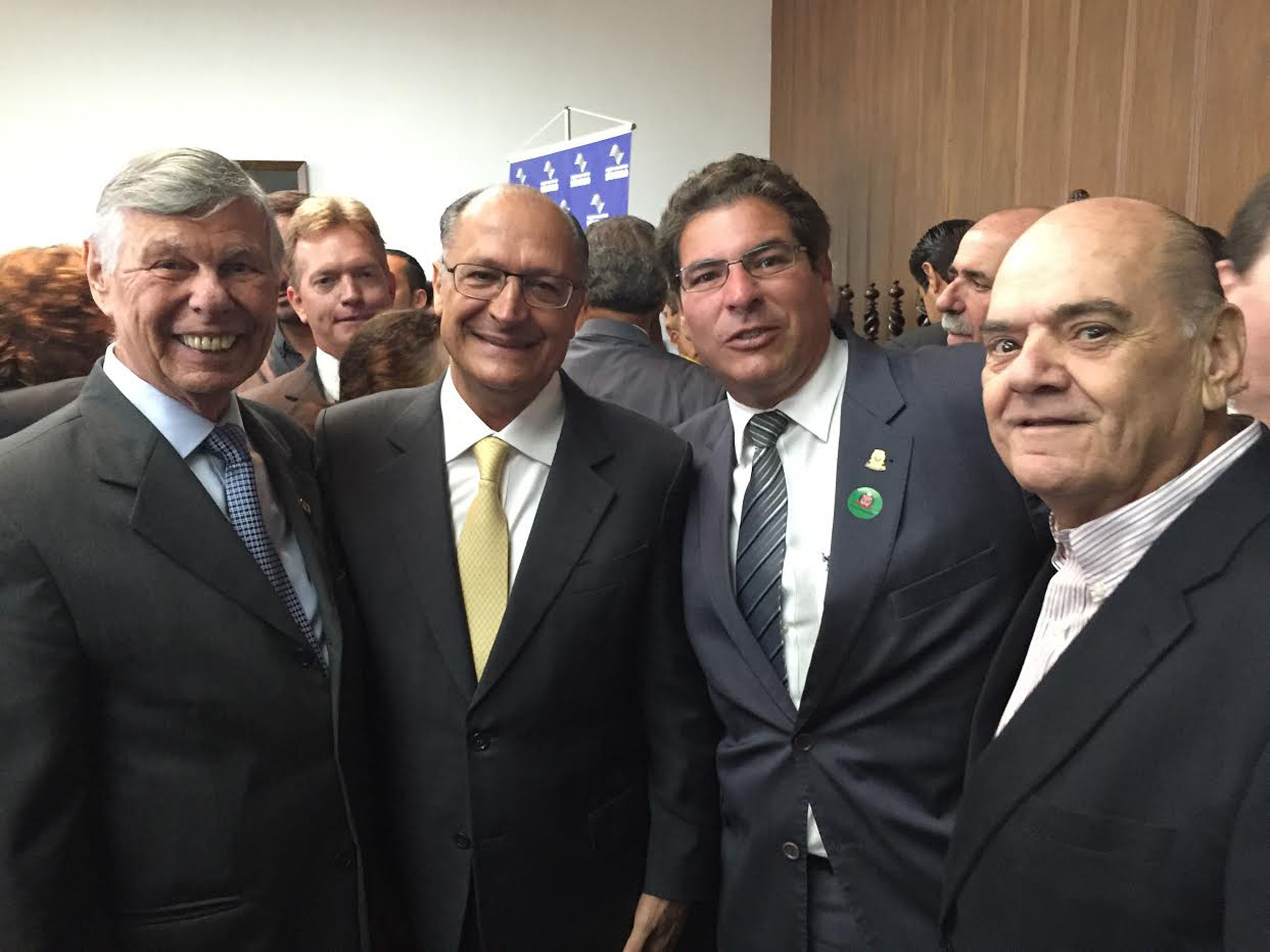 Gasparini, Alckmin, Maurcio e Toninho Tonielo<a style='float:right;color:#ccc' href='https://www3.al.sp.gov.br/repositorio/noticia/N-02-2015/fg167261.jpg' target=_blank><i class='bi bi-zoom-in'></i> Clique para ver a imagem </a>