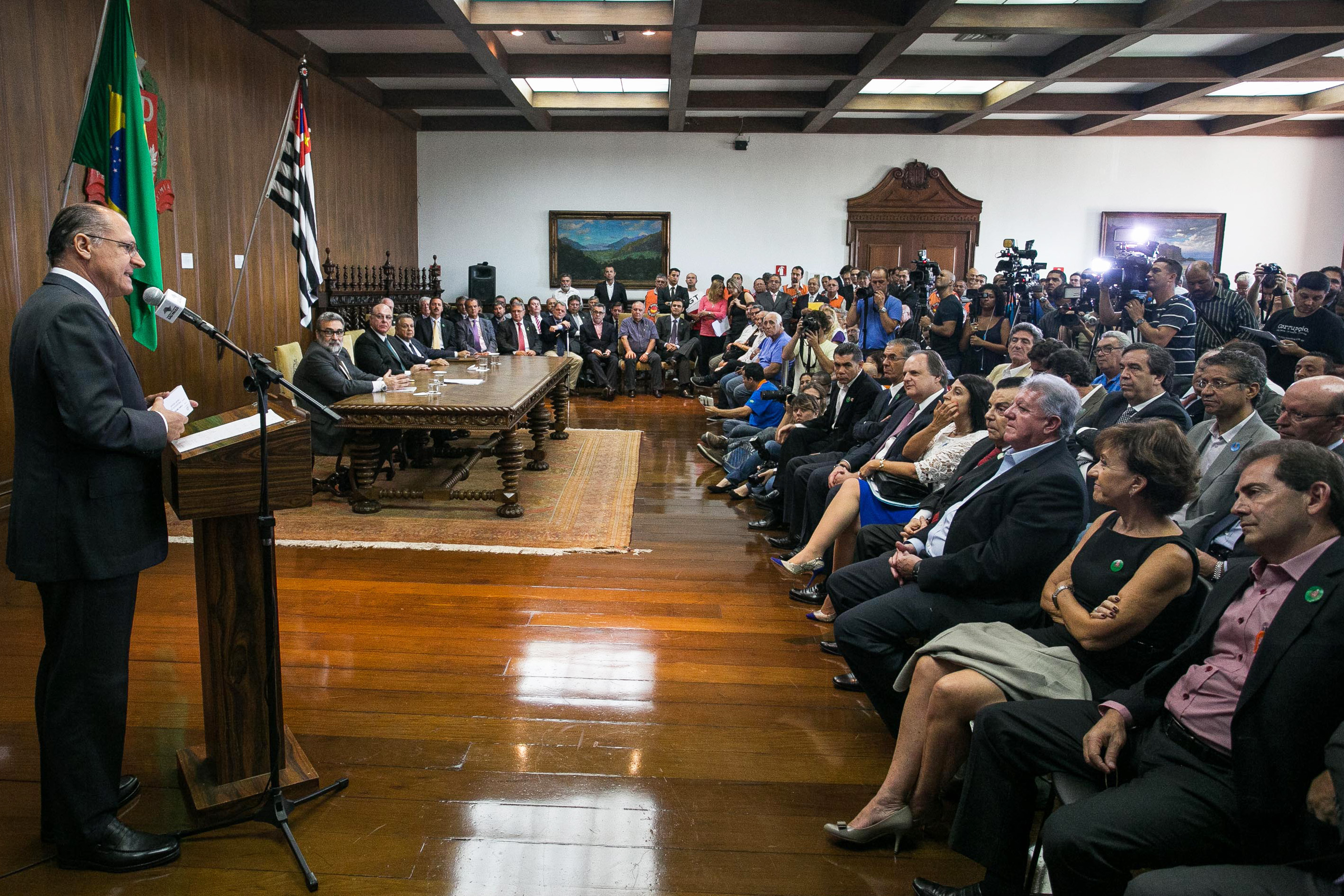 Governador Geraldo Alckmin fala a parlamentares e autoridades <a style='float:right;color:#ccc' href='https://www3.al.sp.gov.br/repositorio/noticia/N-02-2015/fg167298.jpg' target=_blank><i class='bi bi-zoom-in'></i> Clique para ver a imagem </a>