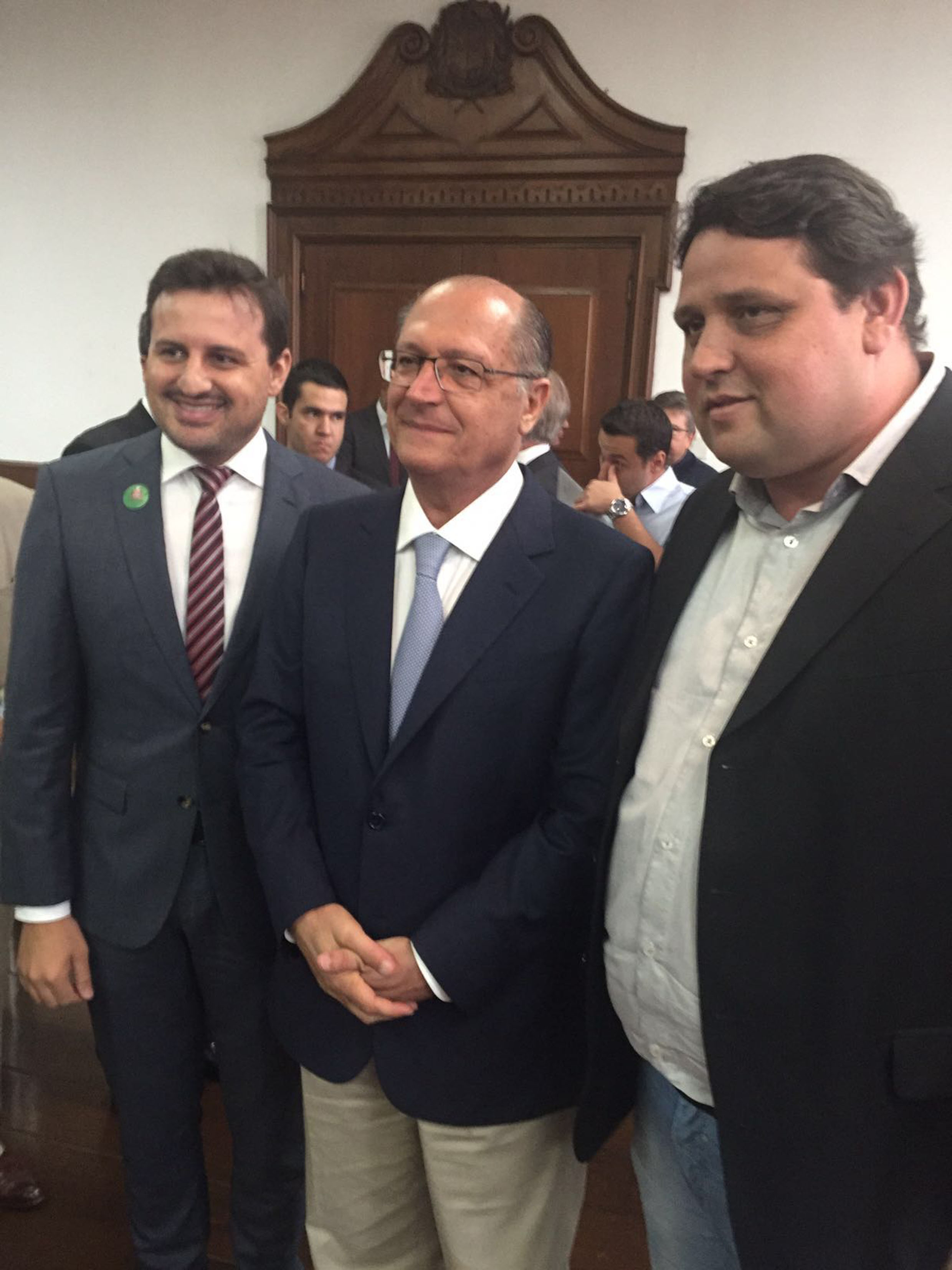 Vice-prefeito Roger Willians, governador Alckmin e o secretrio Adriano, de Meio Ambiente<a style='float:right;color:#ccc' href='https://www3.al.sp.gov.br/repositorio/noticia/N-02-2016/fg184142.jpg' target=_blank><i class='bi bi-zoom-in'></i> Clique para ver a imagem </a>