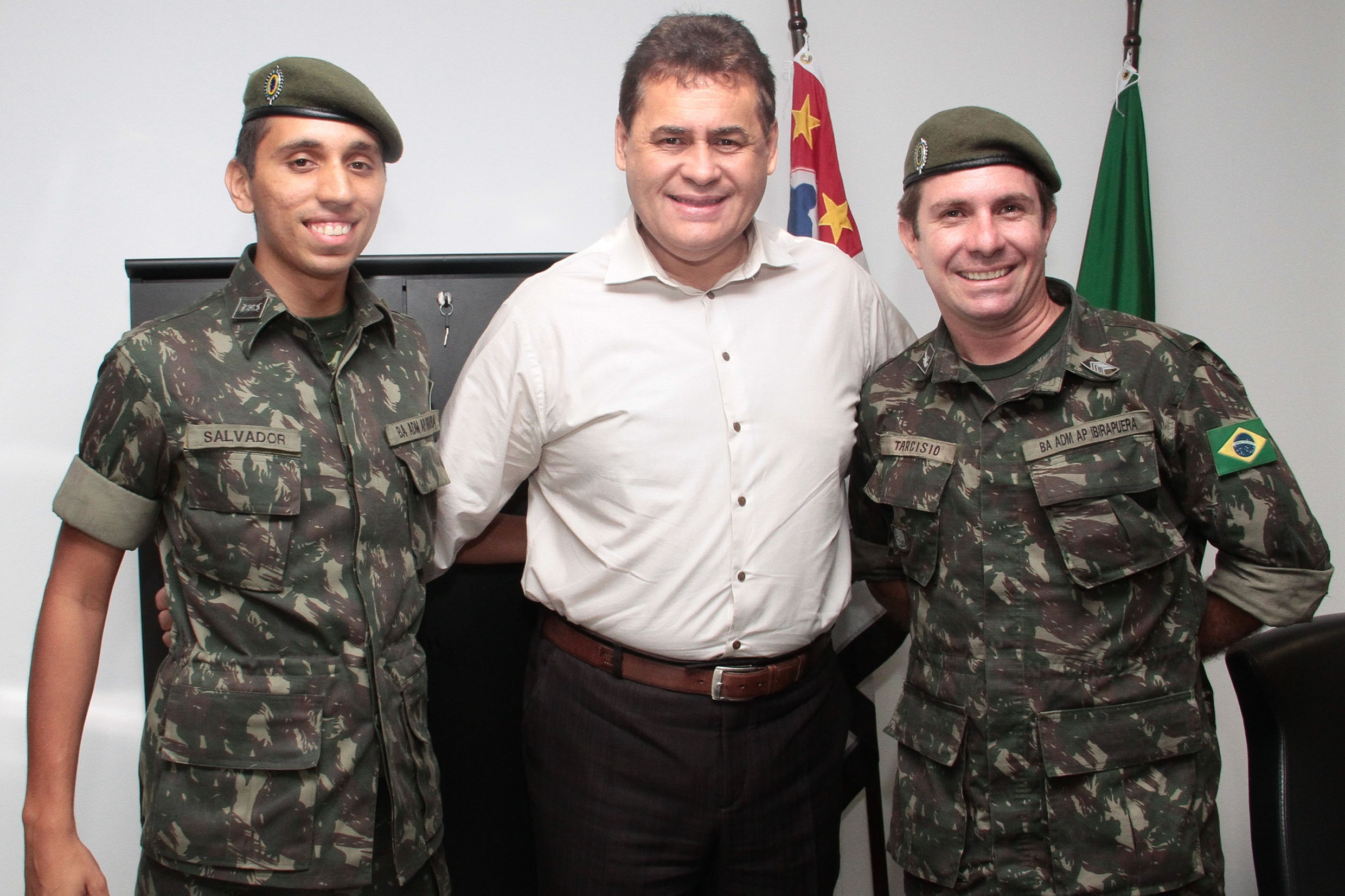 Jorge Wilson entre o tenente Salvador e o sargento Tarcsio<a style='float:right;color:#ccc' href='https://www3.al.sp.gov.br/repositorio/noticia/N-02-2016/fg185005.jpg' target=_blank><i class='bi bi-zoom-in'></i> Clique para ver a imagem </a>