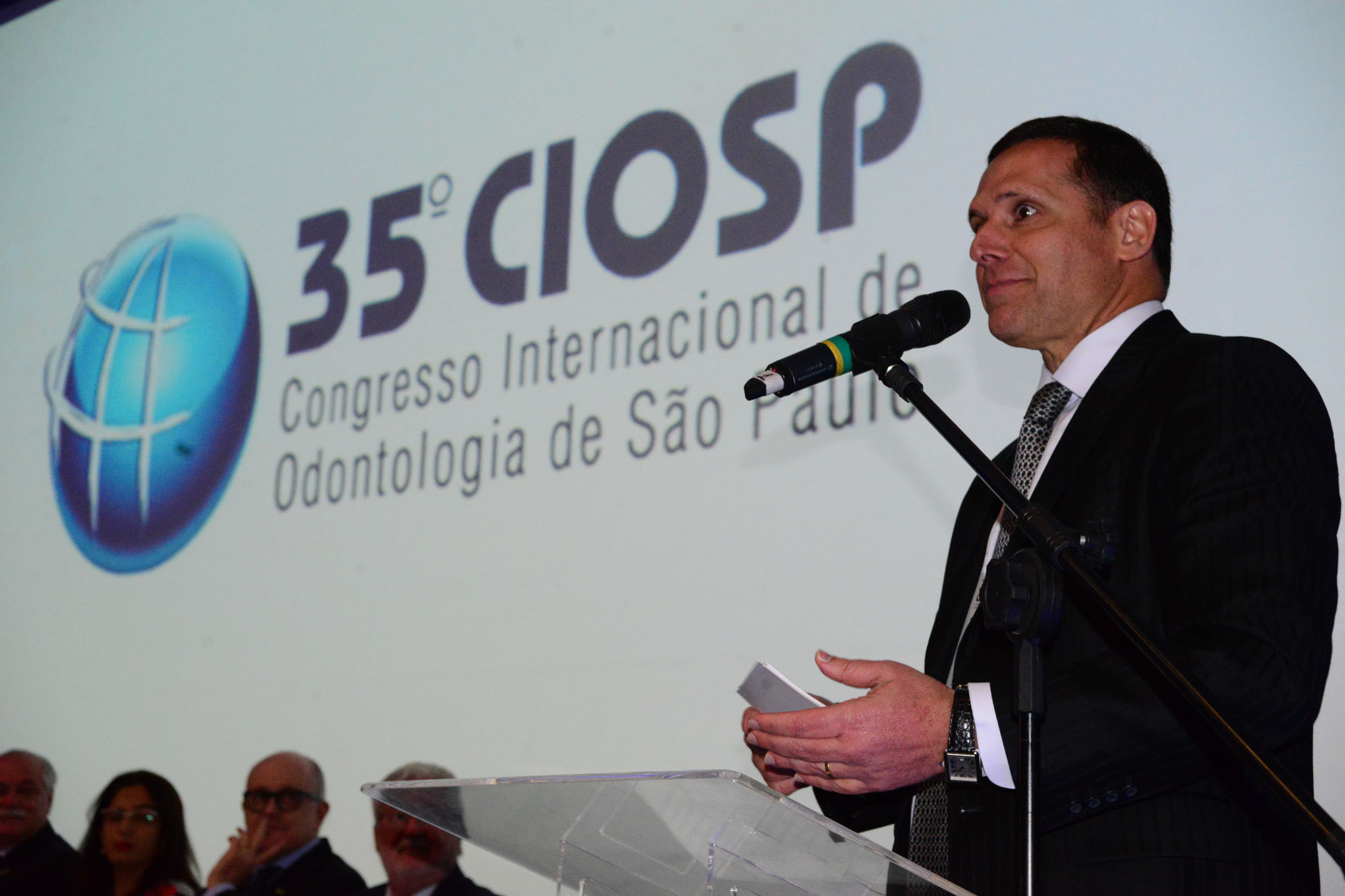 Presidente Fernando Capez fala na abertura do 35 Congresso Internacional de Odontologia de So Paulo <a style='float:right;color:#ccc' href='https://www3.al.sp.gov.br/repositorio/noticia/N-02-2017/fg198803.jpg' target=_blank><i class='bi bi-zoom-in'></i> Clique para ver a imagem </a>