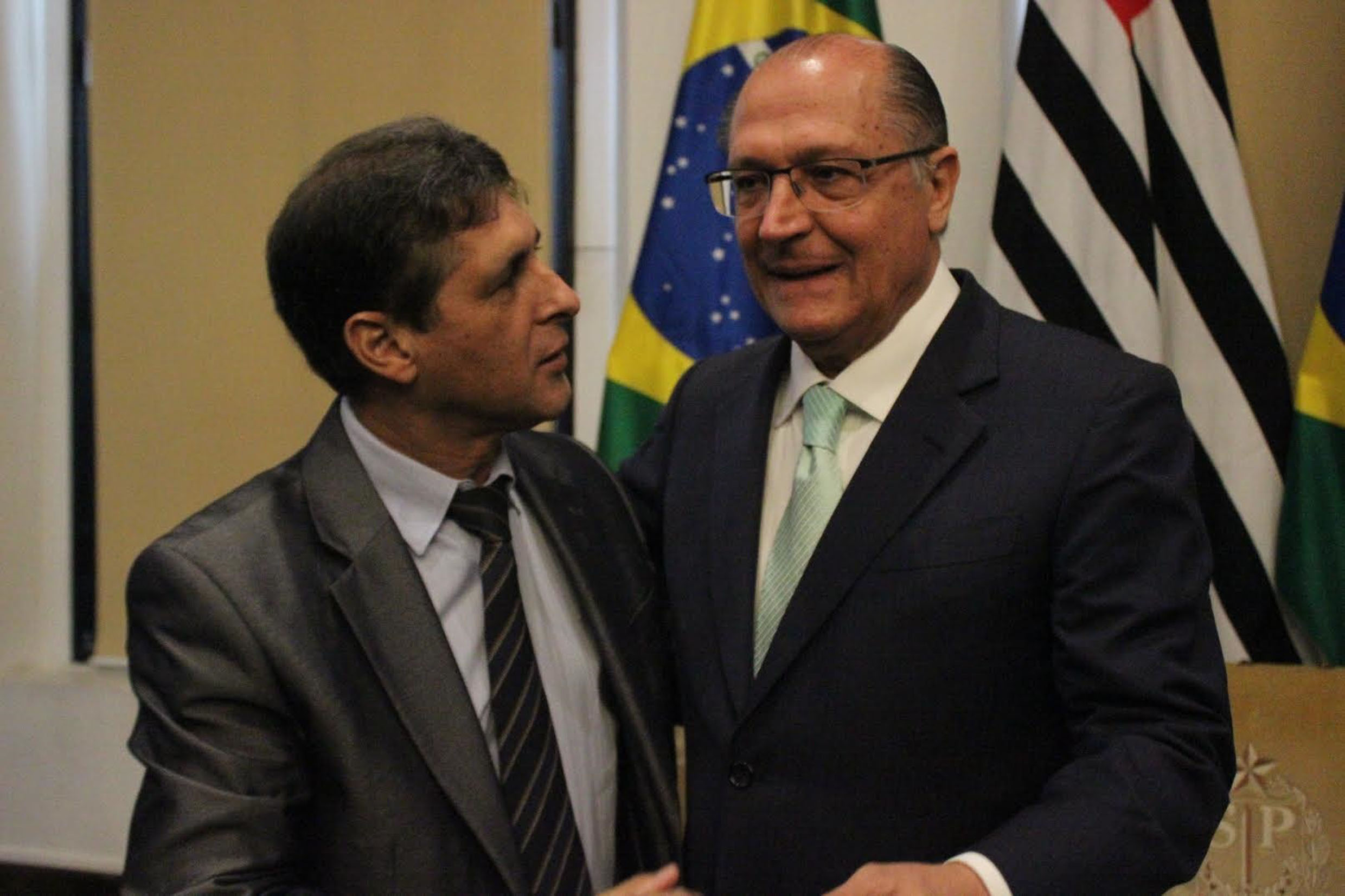 Sebastio Santos e Geraldo Alckmin <a style='float:right;color:#ccc' href='https://www3.al.sp.gov.br/repositorio/noticia/N-02-2017/fg198864.jpg' target=_blank><i class='bi bi-zoom-in'></i> Clique para ver a imagem </a>