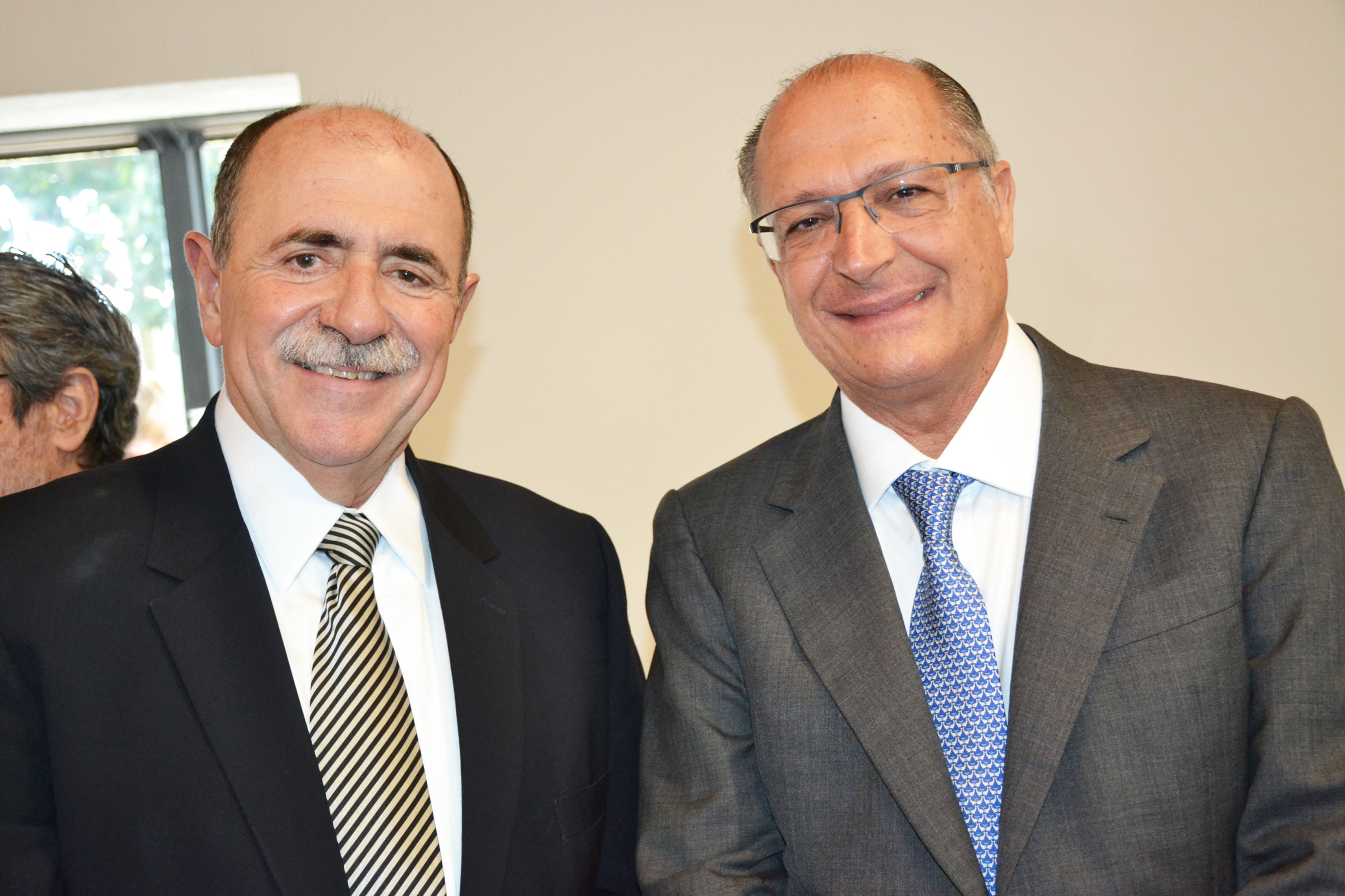 Caramez e Alckmin no Instituto Butantan<a style='float:right;color:#ccc' href='https://www3.al.sp.gov.br/repositorio/noticia/N-02-2017/fg199141.jpg' target=_blank><i class='bi bi-zoom-in'></i> Clique para ver a imagem </a>