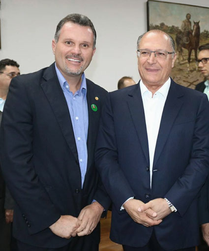 Junior Aprillanti e Geraldo Alckmin<a style='float:right;color:#ccc' href='https://www3.al.sp.gov.br/repositorio/noticia/N-02-2018/fg217292.jpg' target=_blank><i class='bi bi-zoom-in'></i> Clique para ver a imagem </a>