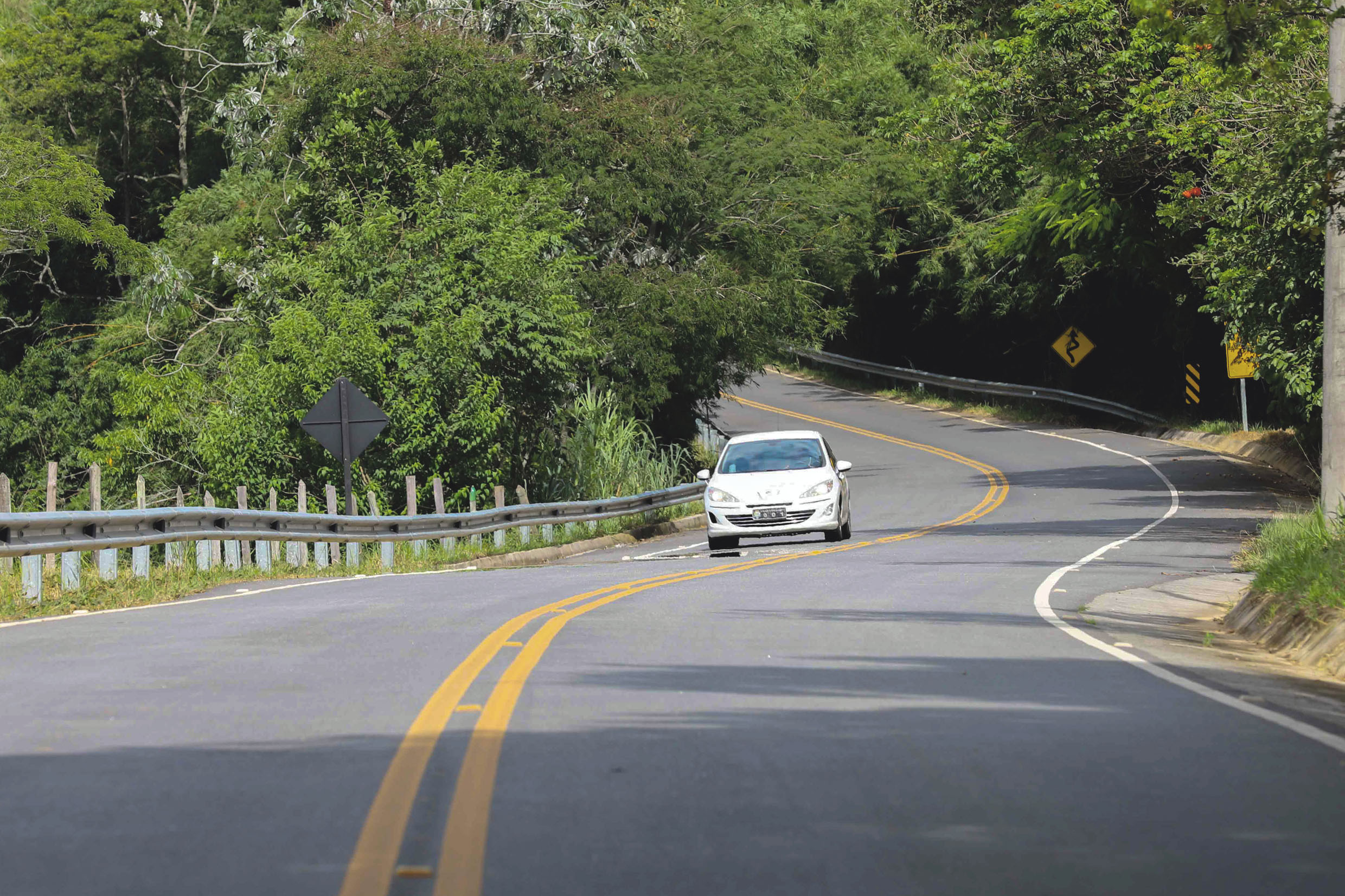 Trecho da rodovia dos Tropeiros<a style='float:right;color:#ccc' href='https://www3.al.sp.gov.br/repositorio/noticia/N-02-2018/fg217723.jpg' target=_blank><i class='bi bi-zoom-in'></i> Clique para ver a imagem </a>