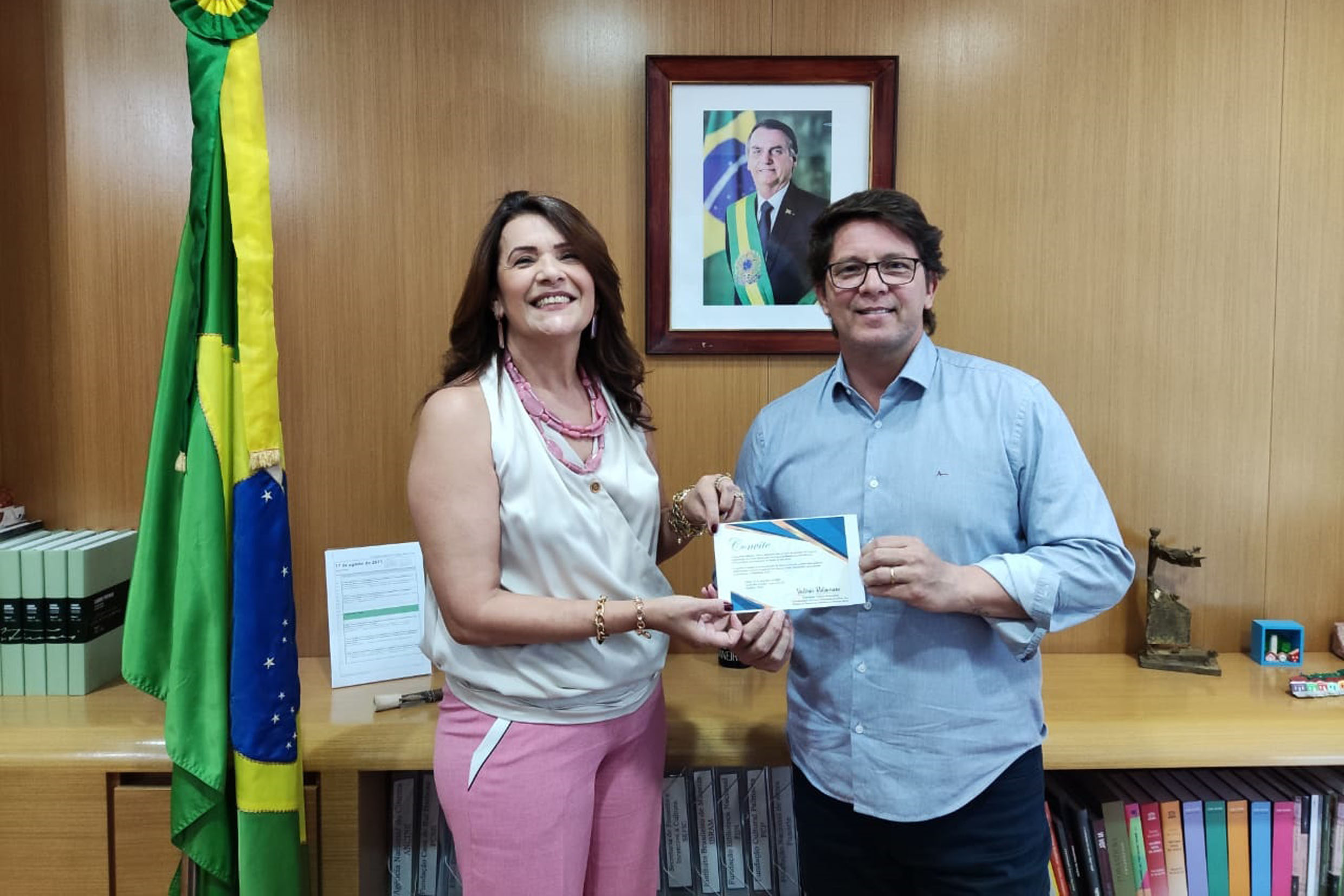 Valria Bolsonaro e Mrio Frias  
 <a style='float:right;color:#ccc' href='https://www3.al.sp.gov.br/repositorio/noticia/N-02-2022/fg281846.jpg' target=_blank><i class='bi bi-zoom-in'></i> Clique para ver a imagem </a>