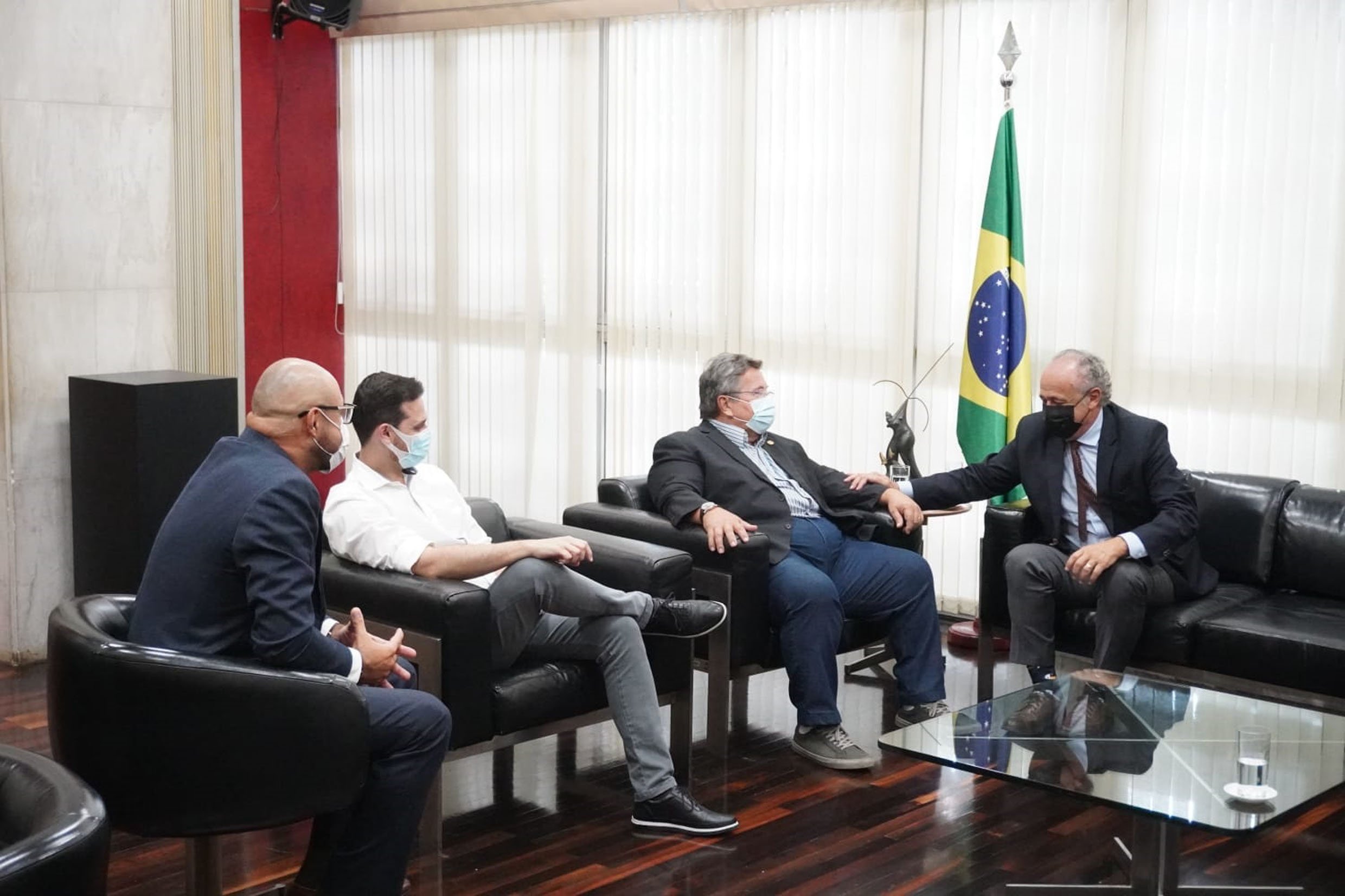 Carlo e o presidente do TCE-SP conselheiro Dimas Ramalho<a style='float:right;color:#ccc' href='https://www3.al.sp.gov.br/repositorio/noticia/N-02-2022/fg282304.jpg' target=_blank><i class='bi bi-zoom-in'></i> Clique para ver a imagem </a>