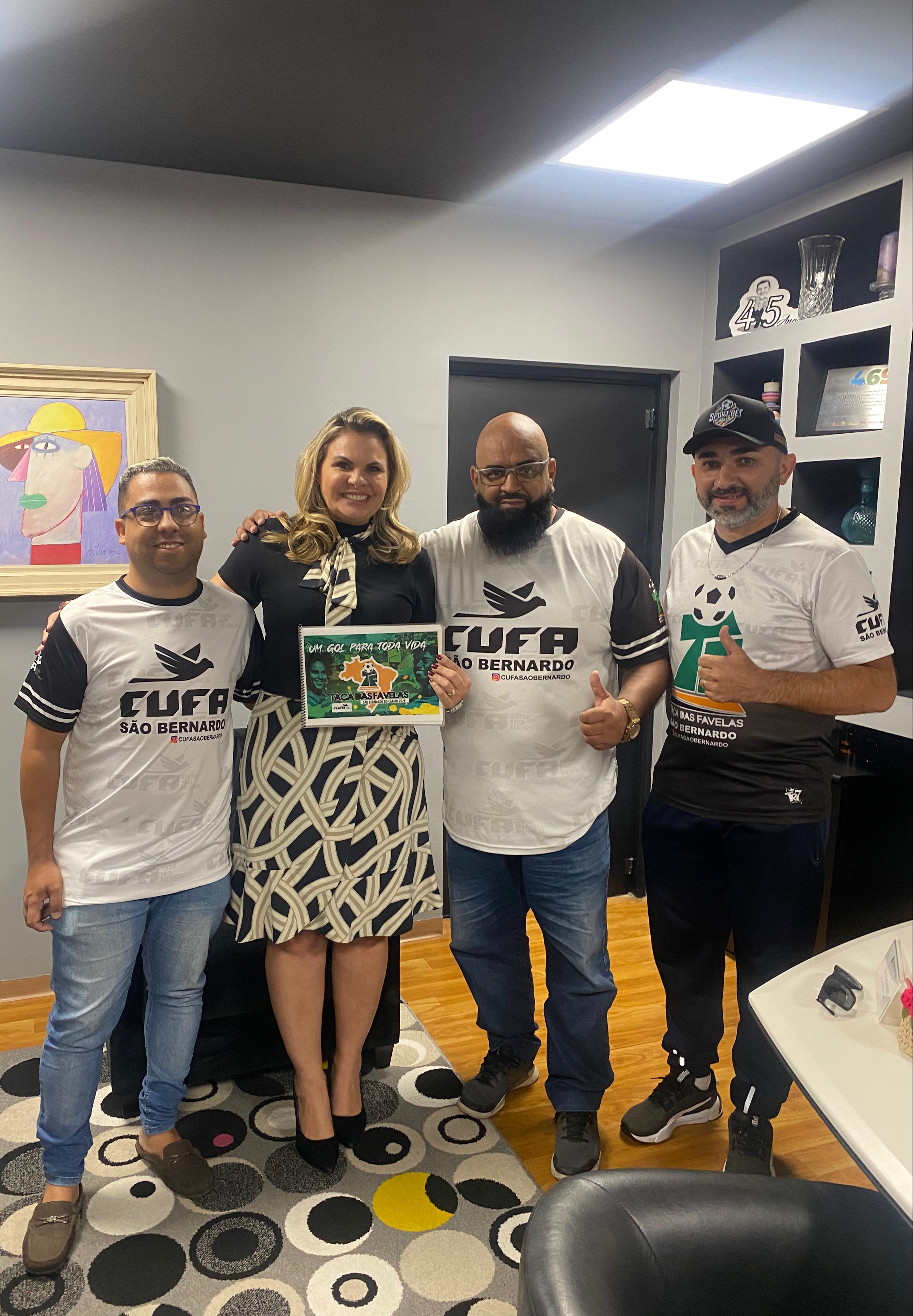 Dep. Carla Morando e representantes da CUFA<a style='float:right;color:#ccc' href='https://www3.al.sp.gov.br/repositorio/noticia/N-02-2024/fg318999.jpeg' target=_blank><i class='bi bi-zoom-in'></i> Clique para ver a imagem </a>