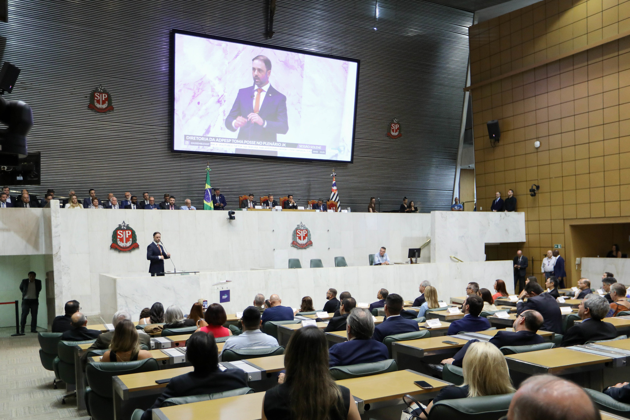 Posse da diretoria da Adpesp no Plenrio da Casa<a style='float:right;color:#ccc' href='https://www3.al.sp.gov.br/repositorio/noticia/N-02-2024/fg319079.jpg' target=_blank><i class='bi bi-zoom-in'></i> Clique para ver a imagem </a>