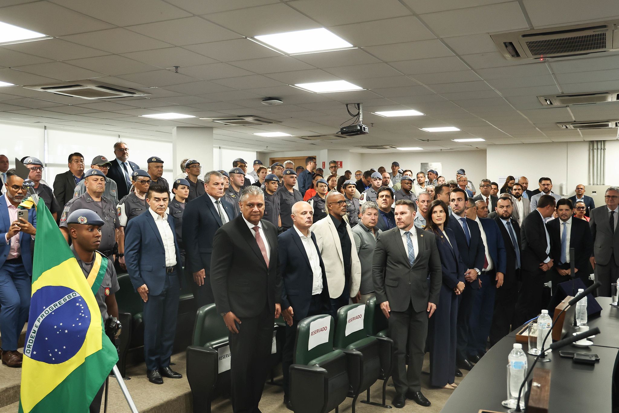 APMAL condecora quase 50 pessoas<a style='float:right;color:#ccc' href='https://www3.al.sp.gov.br/repositorio/noticia/N-02-2025/fg340179.jpg' target=_blank><i class='bi bi-zoom-in'></i> Clique para ver a imagem </a>