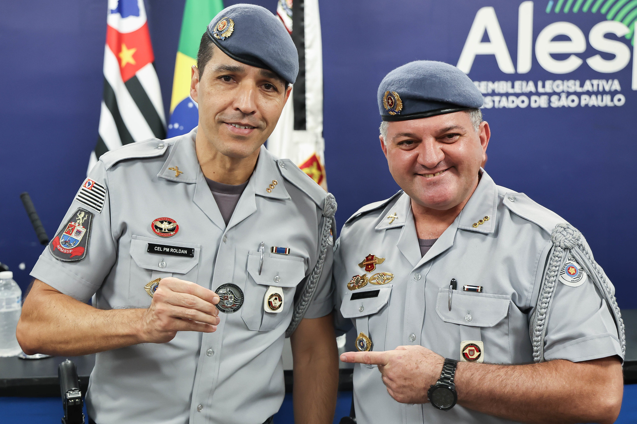 Roldan (com a moeda) vai chefiar a APMAL<a style='float:right;color:#ccc' href='https://www3.al.sp.gov.br/repositorio/noticia/N-02-2025/fg340182.jpg' target=_blank><i class='bi bi-zoom-in'></i> Clique para ver a imagem </a>