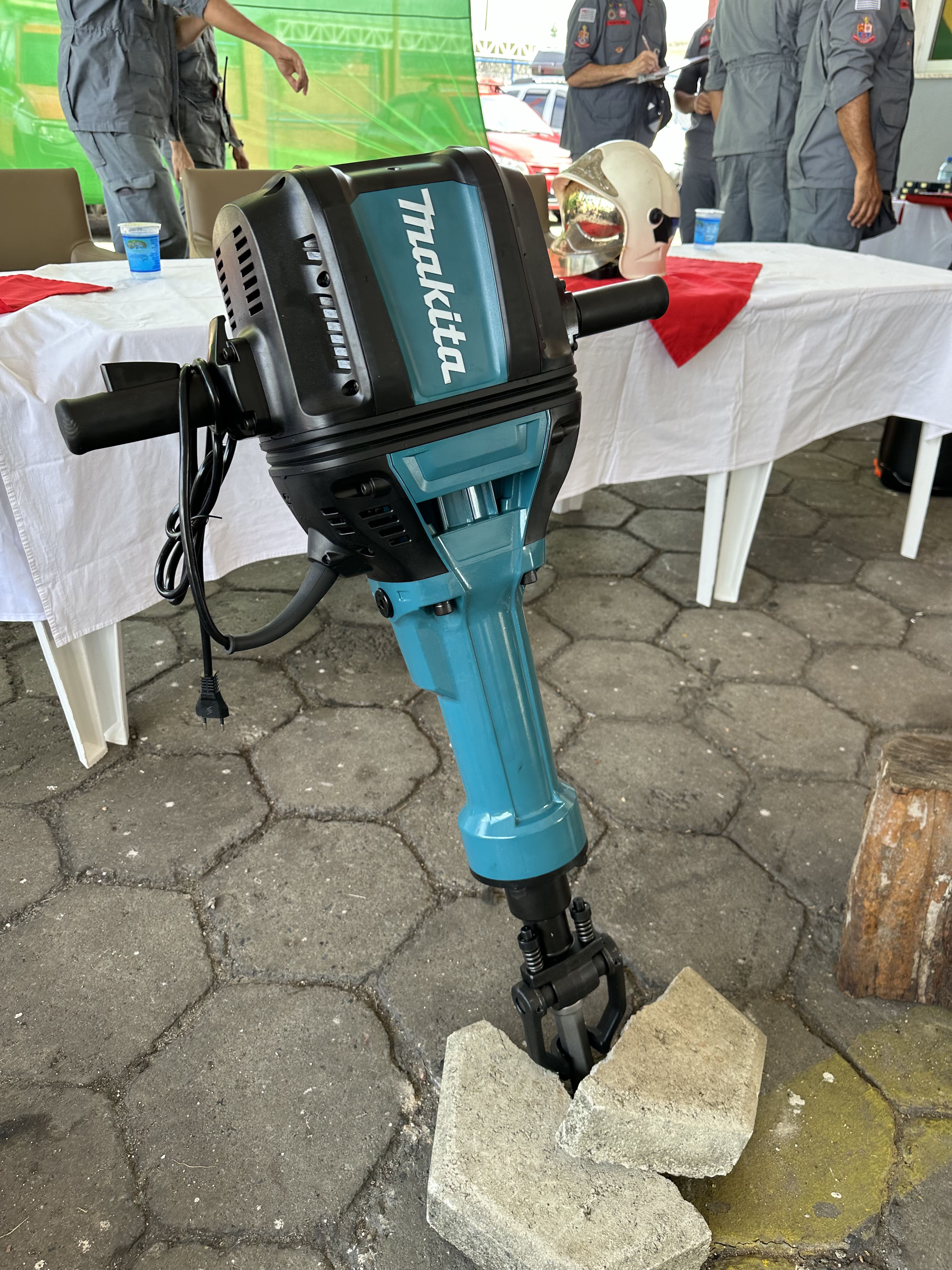 Deputada entrega equipamentos para Bombeiros<a style='float:right;color:#ccc' href='https://www3.al.sp.gov.br/repositorio/noticia/N-02-2025/fg340662.jpg' target=_blank><i class='bi bi-zoom-in'></i> Clique para ver a imagem </a>