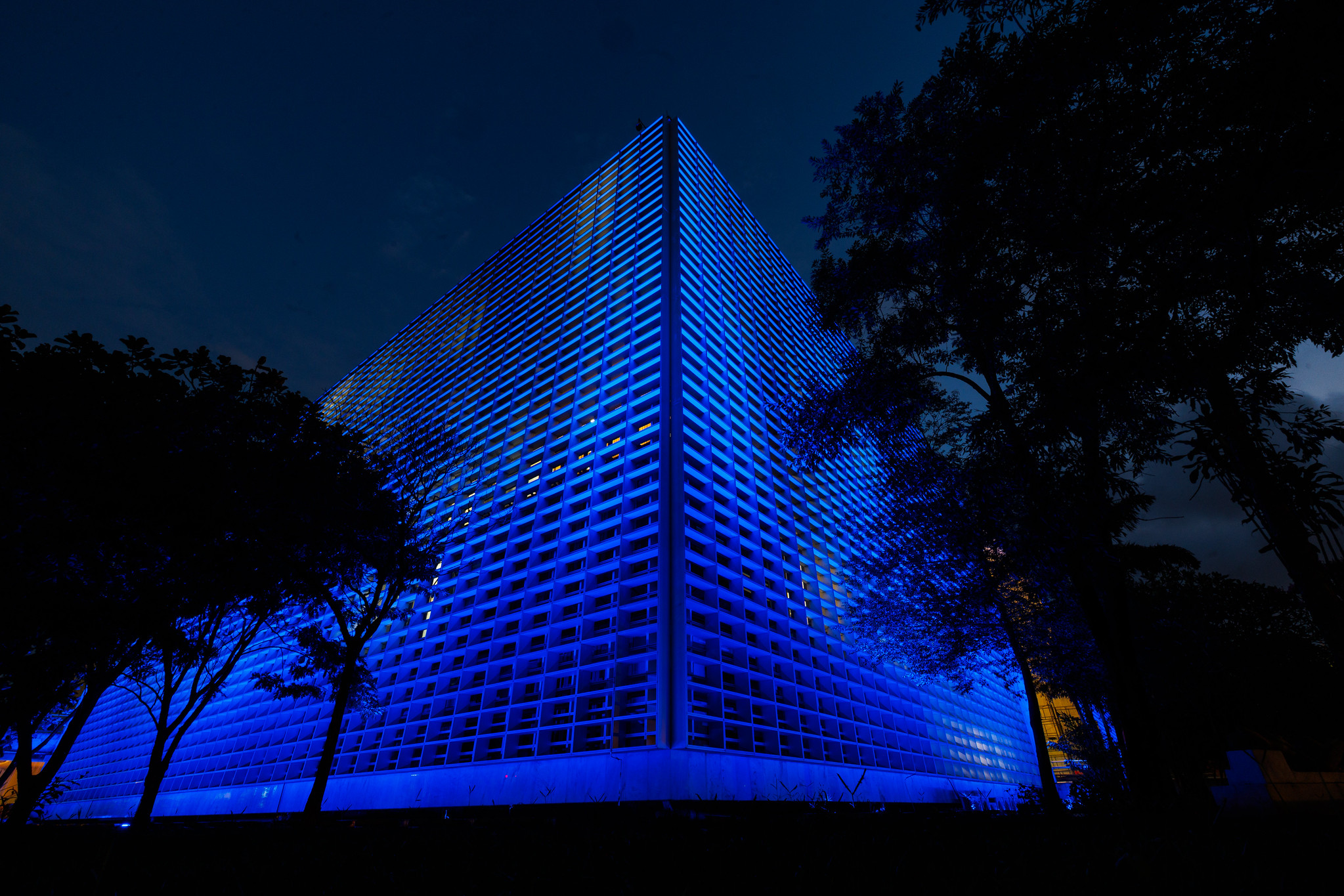 Palácio 9 de Julho: azul que conscientiza<a style='float:right;color:#ccc' href='https://www3.al.sp.gov.br/repositorio/noticia/N-02-2025/fg340671.jpg' target=_blank><i class='bi bi-zoom-in'></i> Clique para ver a imagem </a>