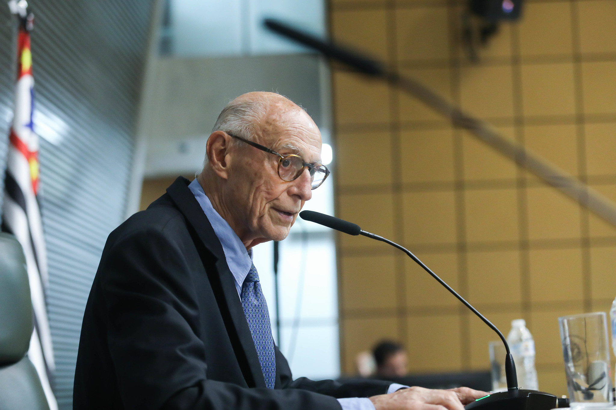 Dep. Eduardo Suplicy lamenta agresso a escritor<a style='float:right;color:#ccc' href='https://www3.al.sp.gov.br/repositorio/noticia/N-02-2025/fg340962.jpg' target=_blank><i class='bi bi-zoom-in'></i> Clique para ver a imagem </a>