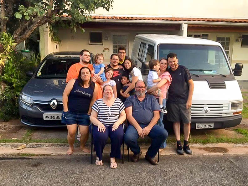 Ftima Costa ao centro com a famlia <a style='float:right;color:#ccc' href='https://www3.al.sp.gov.br/repositorio/noticia/N-02-2025/fg341002.jpg' target=_blank><i class='bi bi-zoom-in'></i> Clique para ver a imagem </a>