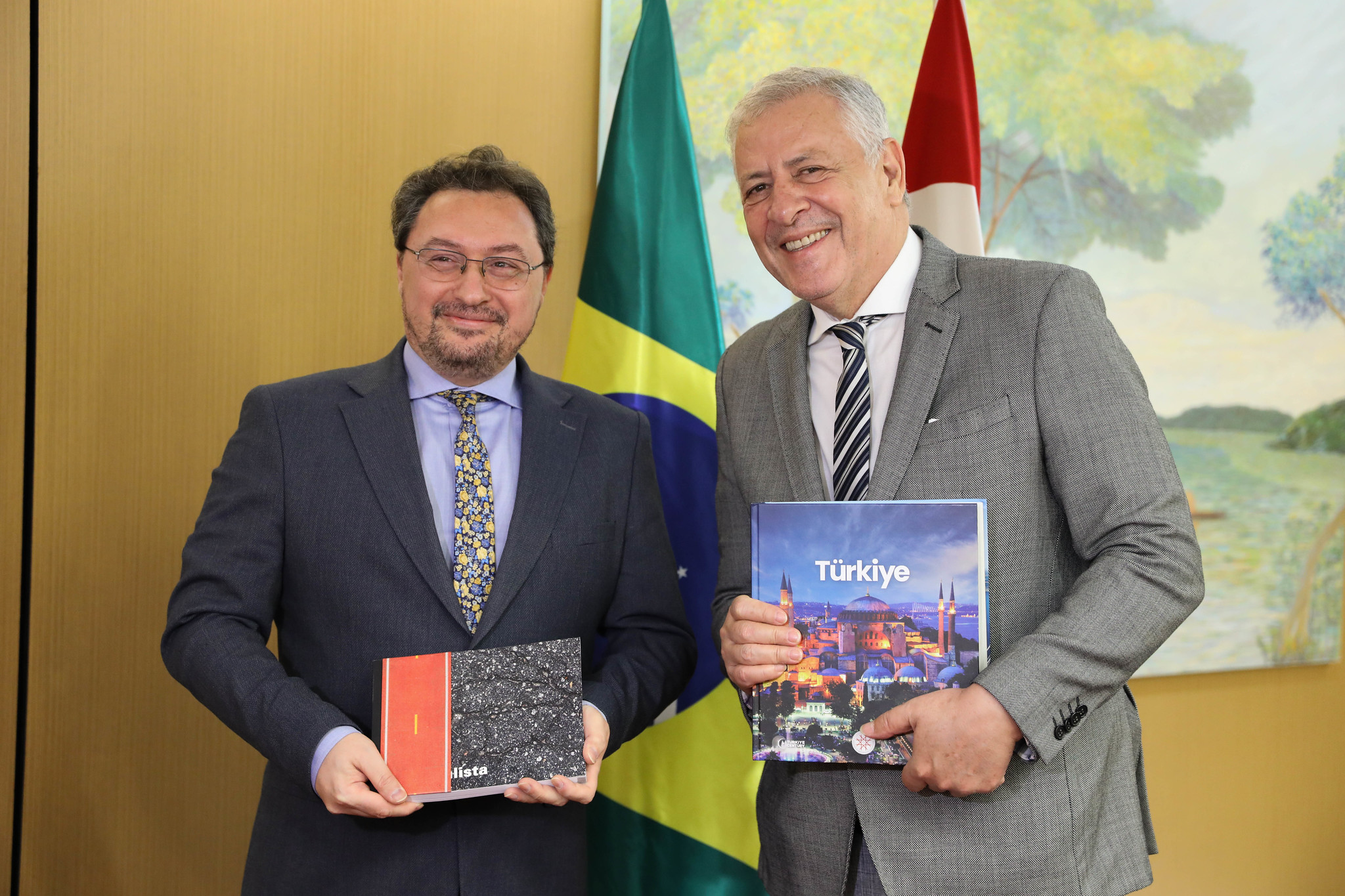 zgr Uludz e deputado Maurici com presentes<a style='float:right;color:#ccc' href='https://www3.al.sp.gov.br/repositorio/noticia/N-02-2025/fg341040.jpg' target=_blank><i class='bi bi-zoom-in'></i> Clique para ver a imagem </a>