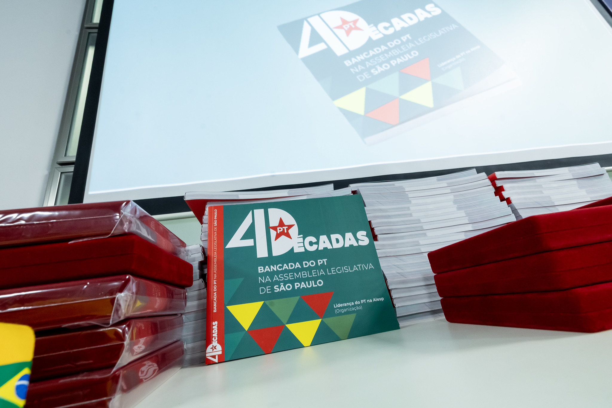 Livro 4 Dcadas de PT na Assembleia Legislativa<a style='float:right;color:#ccc' href='https://www3.al.sp.gov.br/repositorio/noticia/N-02-2025/fg341103.jpg' target=_blank><i class='bi bi-zoom-in'></i> Clique para ver a imagem </a>
