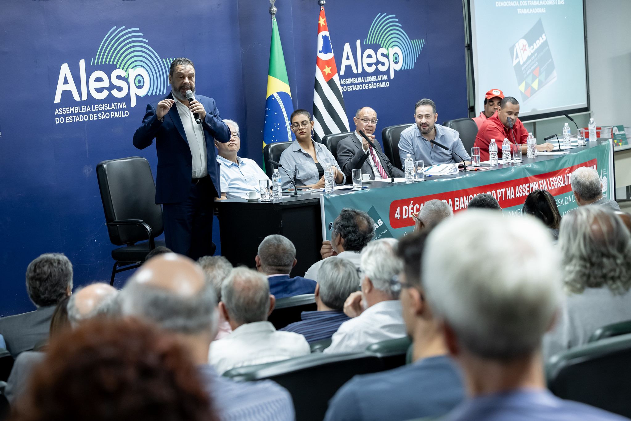 Cerimnia reuniu parlamentares e ex-parlamentares<a style='float:right;color:#ccc' href='https://www3.al.sp.gov.br/repositorio/noticia/N-02-2025/fg341104.jpg' target=_blank><i class='bi bi-zoom-in'></i> Clique para ver a imagem </a>