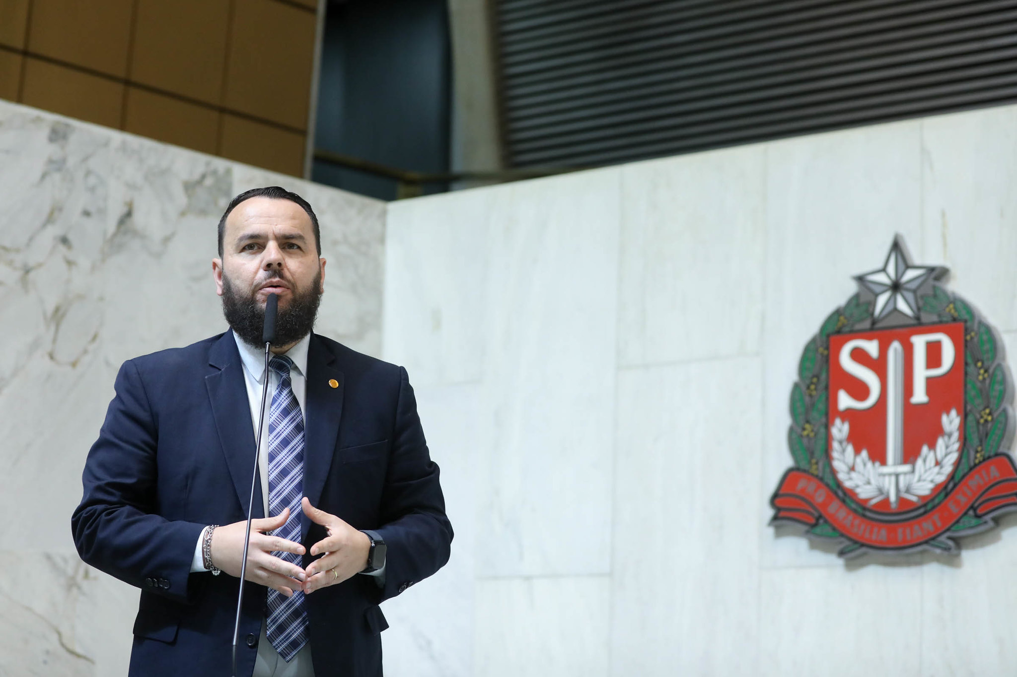 Deputado Gil Diniz Bolsonaro<a style='float:right;color:#ccc' href='https://www3.al.sp.gov.br/repositorio/noticia/N-02-2026/fg359982.jpg' target=_blank><i class='bi bi-zoom-in'></i> Clique para ver a imagem </a>