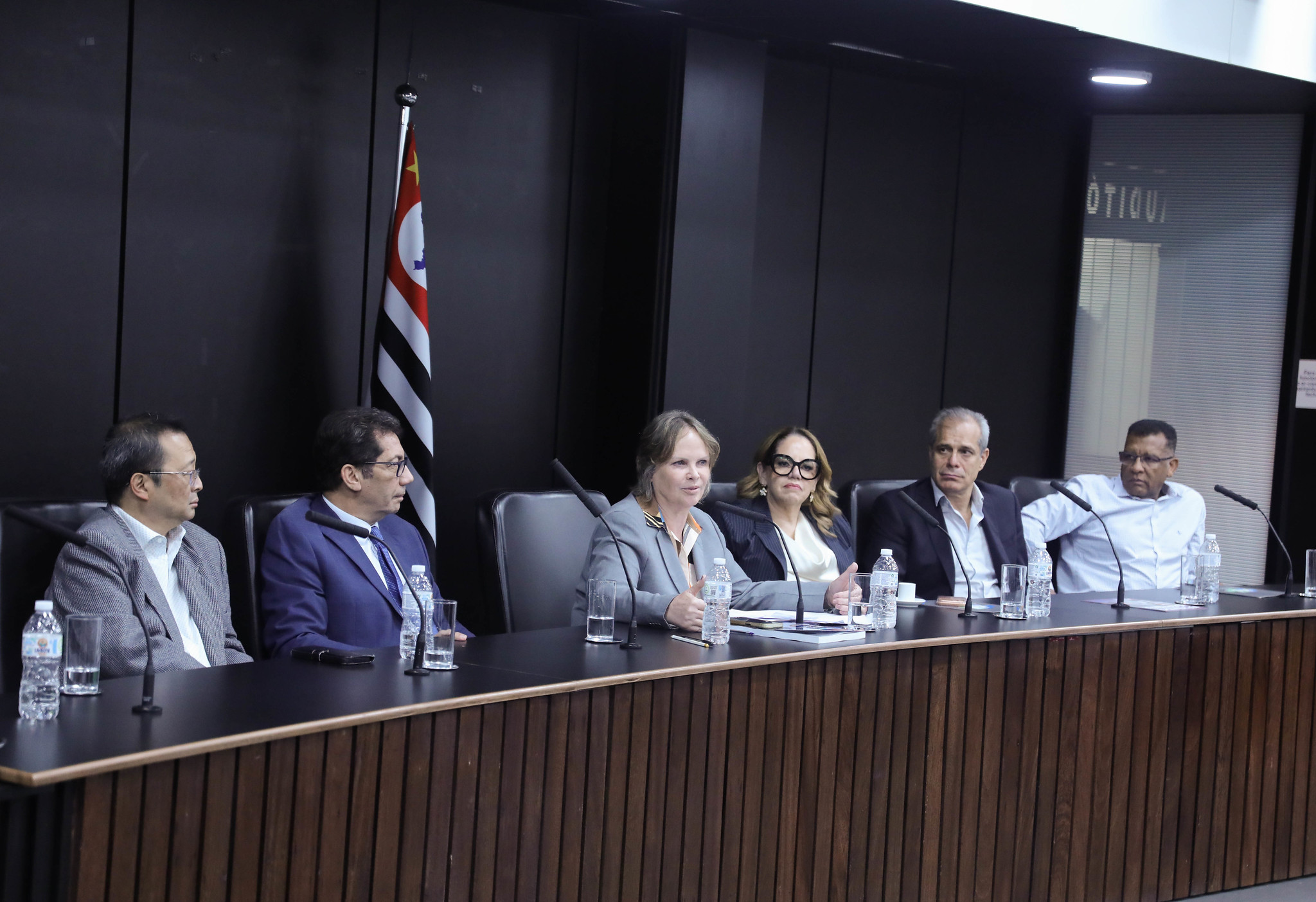 Colegas da homenageada prestigiam o evento<a style='float:right;color:#ccc' href='https://www3.al.sp.gov.br/repositorio/noticia/N-02-2026/fg360084.jpg' target=_blank><i class='bi bi-zoom-in'></i> Clique para ver a imagem </a>