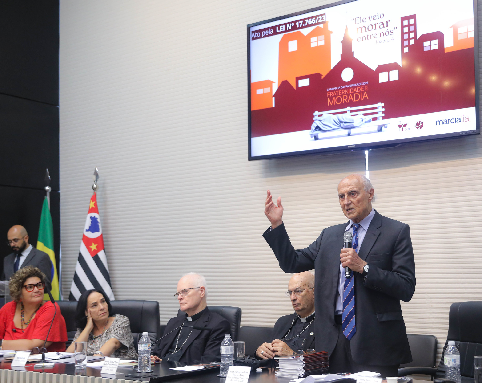 Dep. Eduardo Suplicy discursou sobre moradia<a style='float:right;color:#ccc' href='https://www3.al.sp.gov.br/repositorio/noticia/N-02-2026/fg361104.jpg' target=_blank><i class='bi bi-zoom-in'></i> Clique para ver a imagem </a>