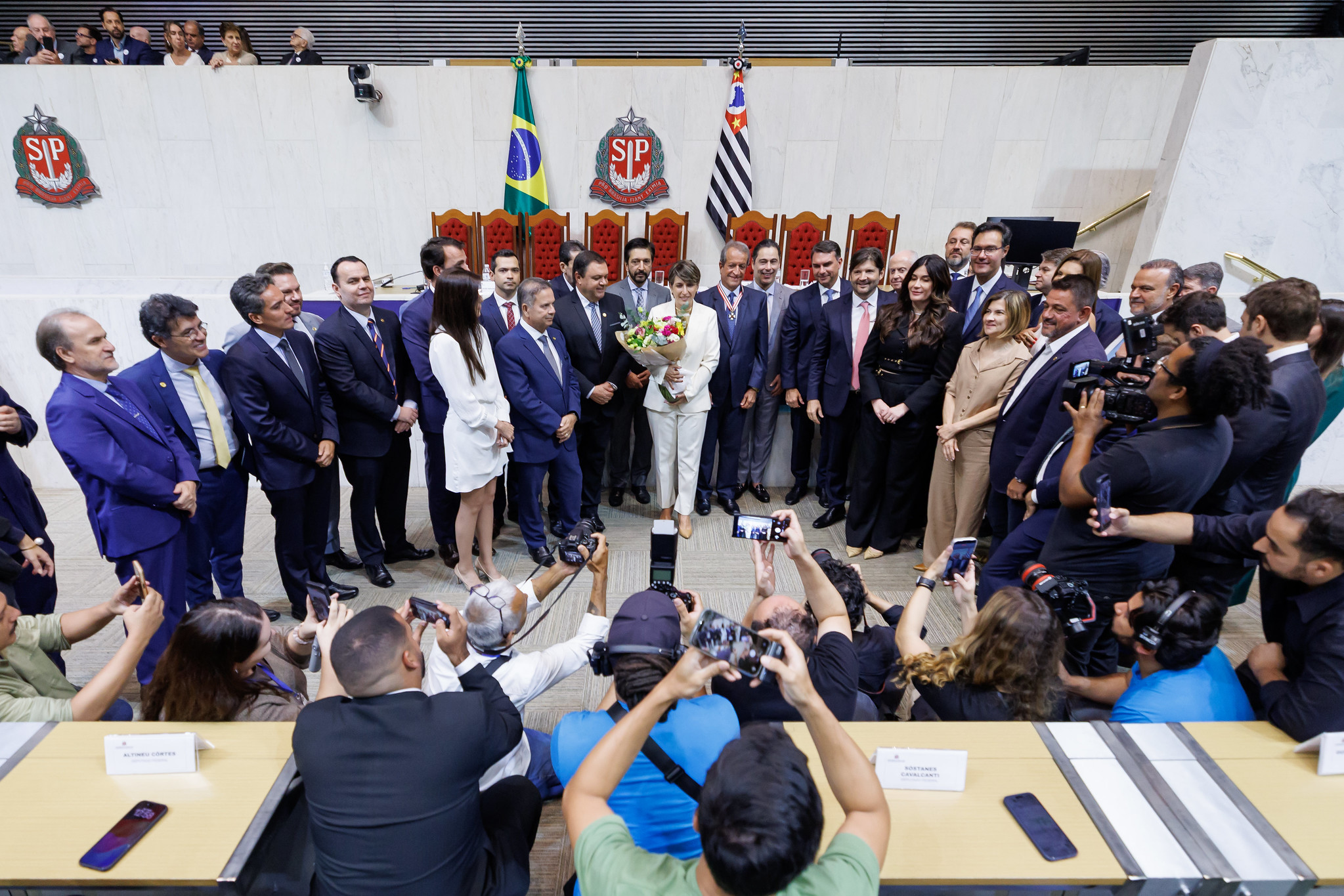 Valdemar rodeado por deputados <a style='float:right;color:#ccc' href='https://www3.al.sp.gov.br/repositorio/noticia/N-02-2026/fg361183.jpg' target=_blank><i class='bi bi-zoom-in'></i> Clique para ver a imagem </a>