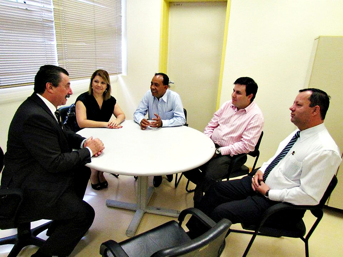 Soares (2  dir.) em reunio no hospital <a style='float:right;color:#ccc' href='https://www3.al.sp.gov.br/repositorio/noticia/N-03-2012/fg86942.jpg' target=_blank><i class='bi bi-zoom-in'></i> Clique para ver a imagem </a>