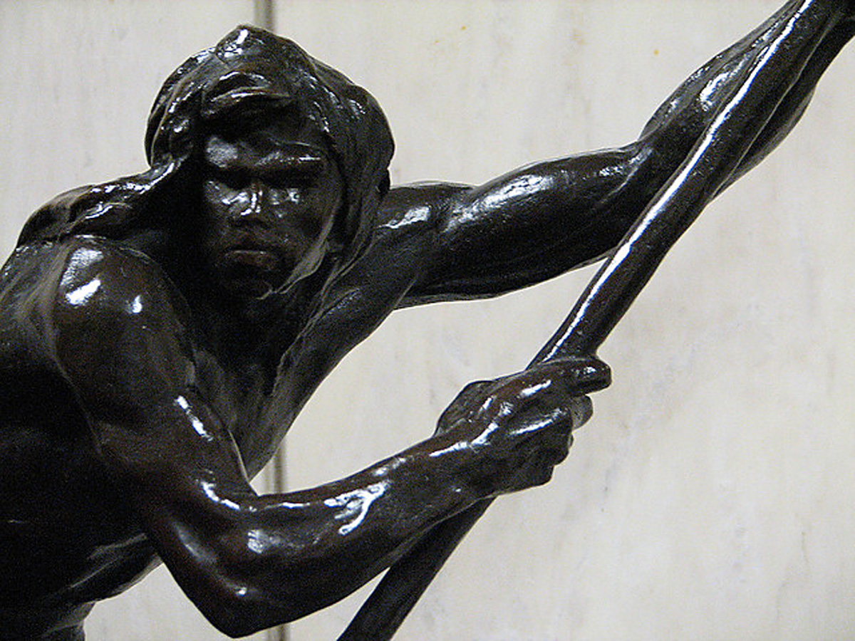 Detalhe da escultura em bronze O Caraj<a style='float:right;color:#ccc' href='https://www3.al.sp.gov.br/repositorio/noticia/N-03-2013/fg121852.jpg' target=_blank><i class='bi bi-zoom-in'></i> Clique para ver a imagem </a>