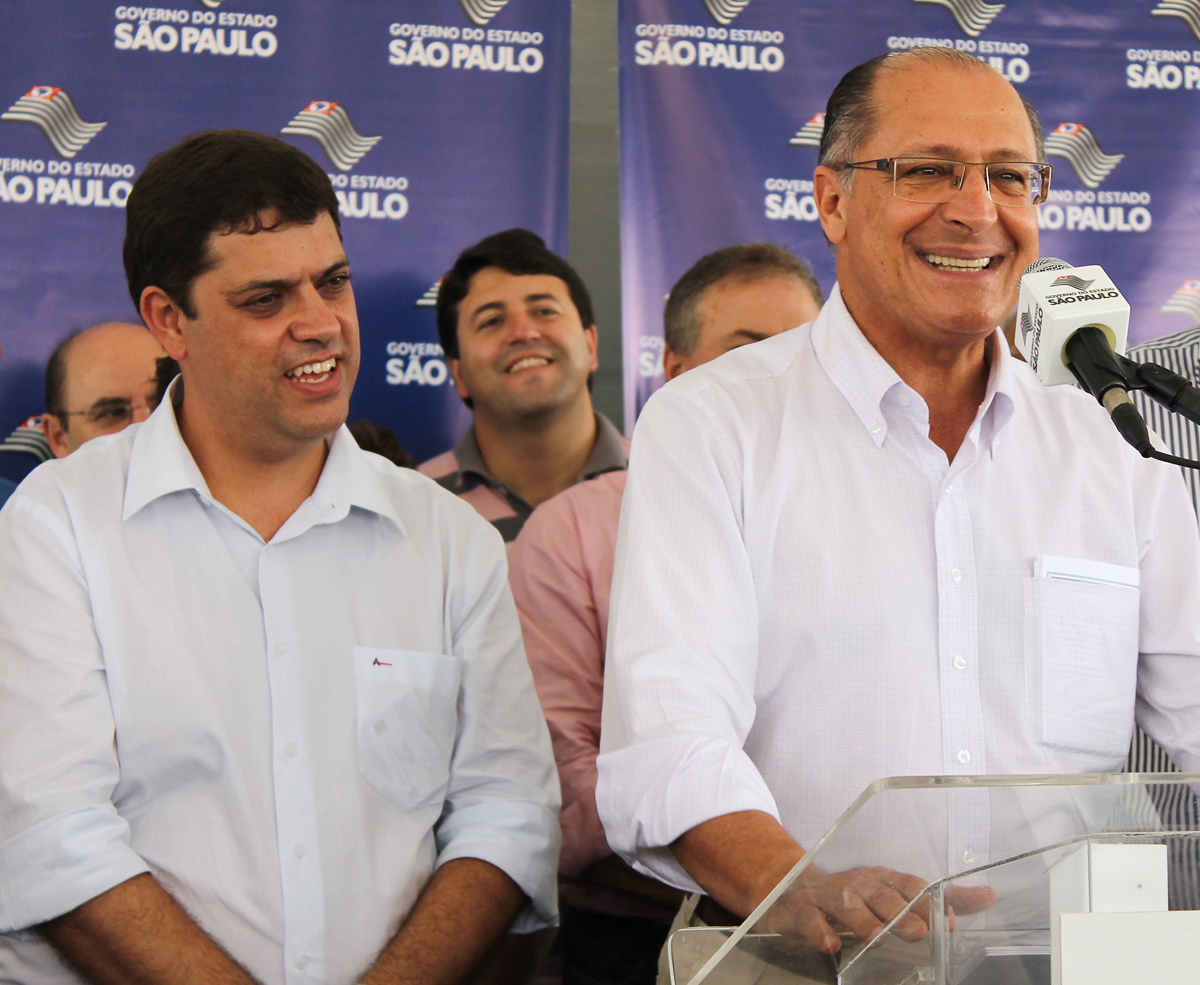 Marcos Neves e Geraldo Alckmin  <a style='float:right;color:#ccc' href='https://www3.al.sp.gov.br/repositorio/noticia/N-03-2013/fg122011.jpg' target=_blank><i class='bi bi-zoom-in'></i> Clique para ver a imagem </a>