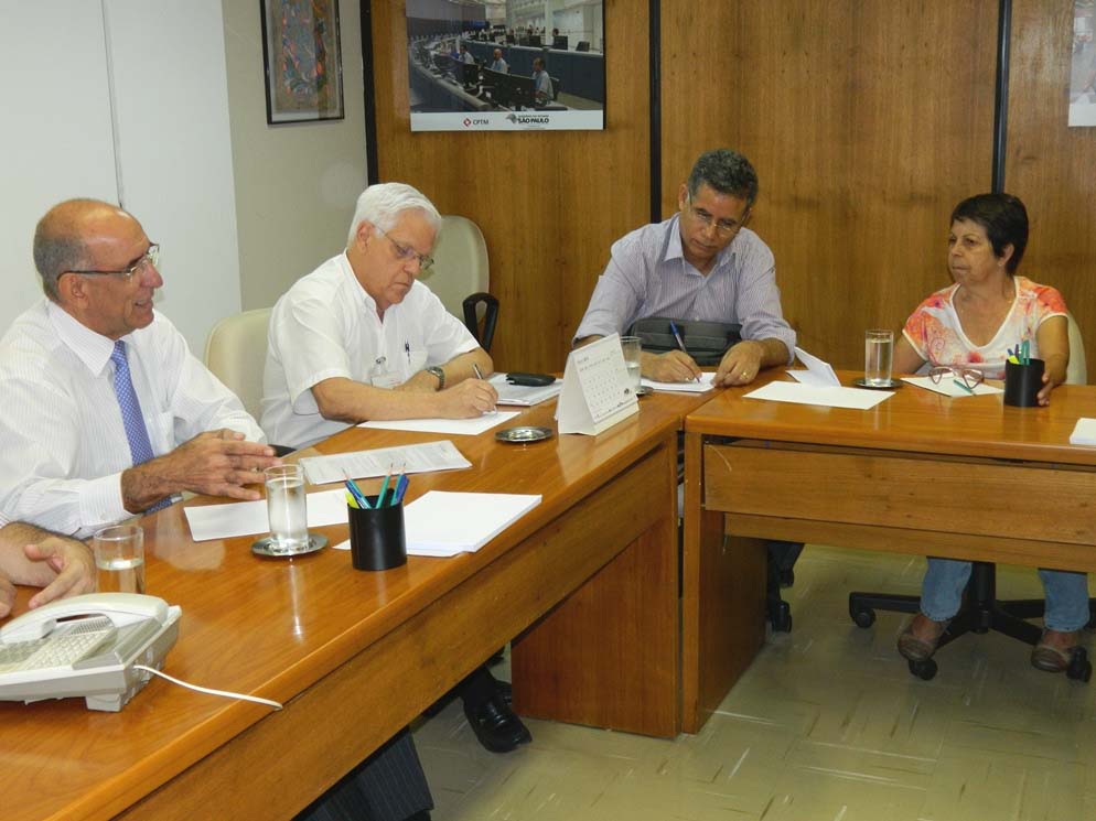 Ana do Carmo em reunio com a CPTM<a style='float:right;color:#ccc' href='https://www3.al.sp.gov.br/repositorio/noticia/N-03-2013/fg122068.jpg' target=_blank><i class='bi bi-zoom-in'></i> Clique para ver a imagem </a>