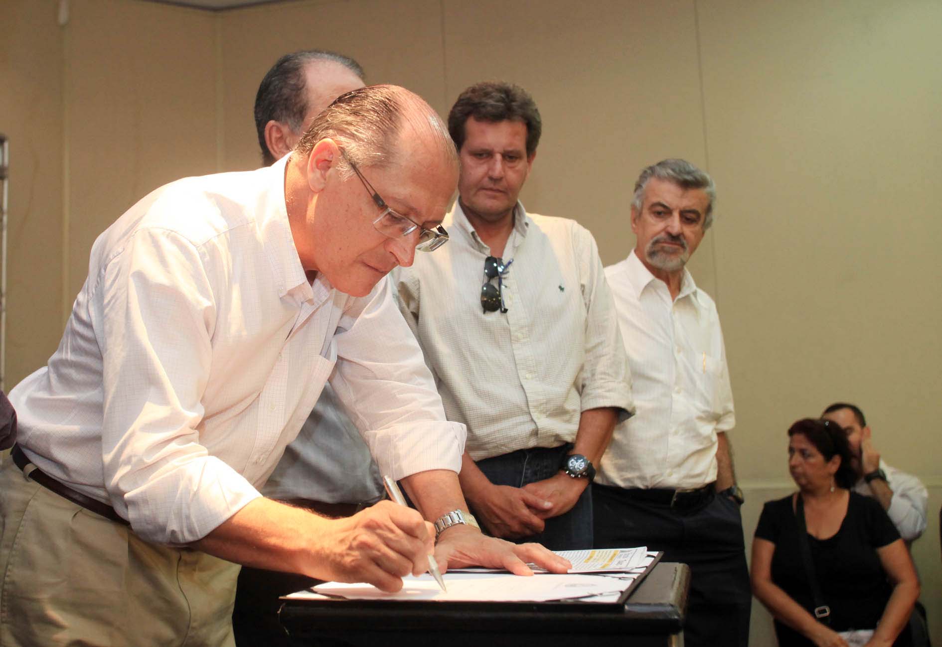 Marcos Martins acompanha assinatura do governador<a style='float:right;color:#ccc' href='https://www3.al.sp.gov.br/repositorio/noticia/N-03-2013/fg122073.jpg' target=_blank><i class='bi bi-zoom-in'></i> Clique para ver a imagem </a>