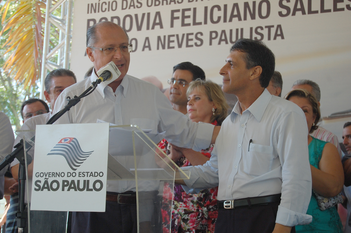 Geraldo Alckmin e Sebastio Santos, em Neves Paulista<a style='float:right;color:#ccc' href='https://www3.al.sp.gov.br/repositorio/noticia/N-03-2013/fg122197.jpg' target=_blank><i class='bi bi-zoom-in'></i> Clique para ver a imagem </a>