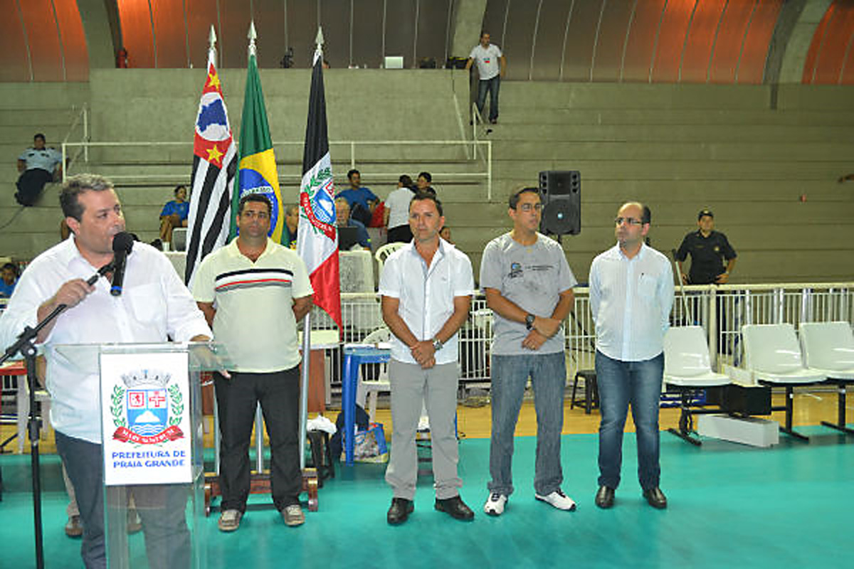 Luciano Batista (centro) e autoridades do esporte<a style='float:right;color:#ccc' href='https://www3.al.sp.gov.br/repositorio/noticia/N-03-2013/fg122312.jpg' target=_blank><i class='bi bi-zoom-in'></i> Clique para ver a imagem </a>