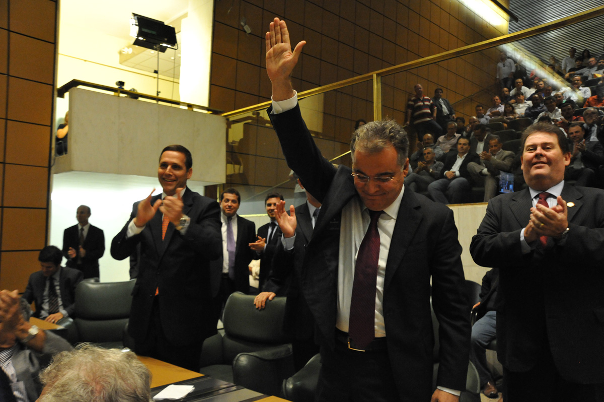 Samuel Moreira agradece parlamentares <a style='float:right;color:#ccc' href='https://www3.al.sp.gov.br/repositorio/noticia/N-03-2013/fg122503.jpg' target=_blank><i class='bi bi-zoom-in'></i> Clique para ver a imagem </a>
