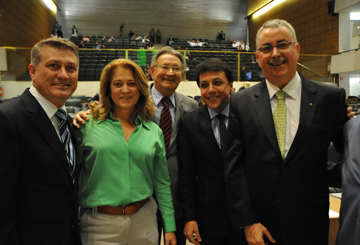 Chico Sardelli (dir) e parlamentares <a style='float:right;color:#ccc' href='https://www3.al.sp.gov.br/repositorio/noticia/N-03-2013/fg122543.jpg' target=_blank><i class='bi bi-zoom-in'></i> Clique para ver a imagem </a>