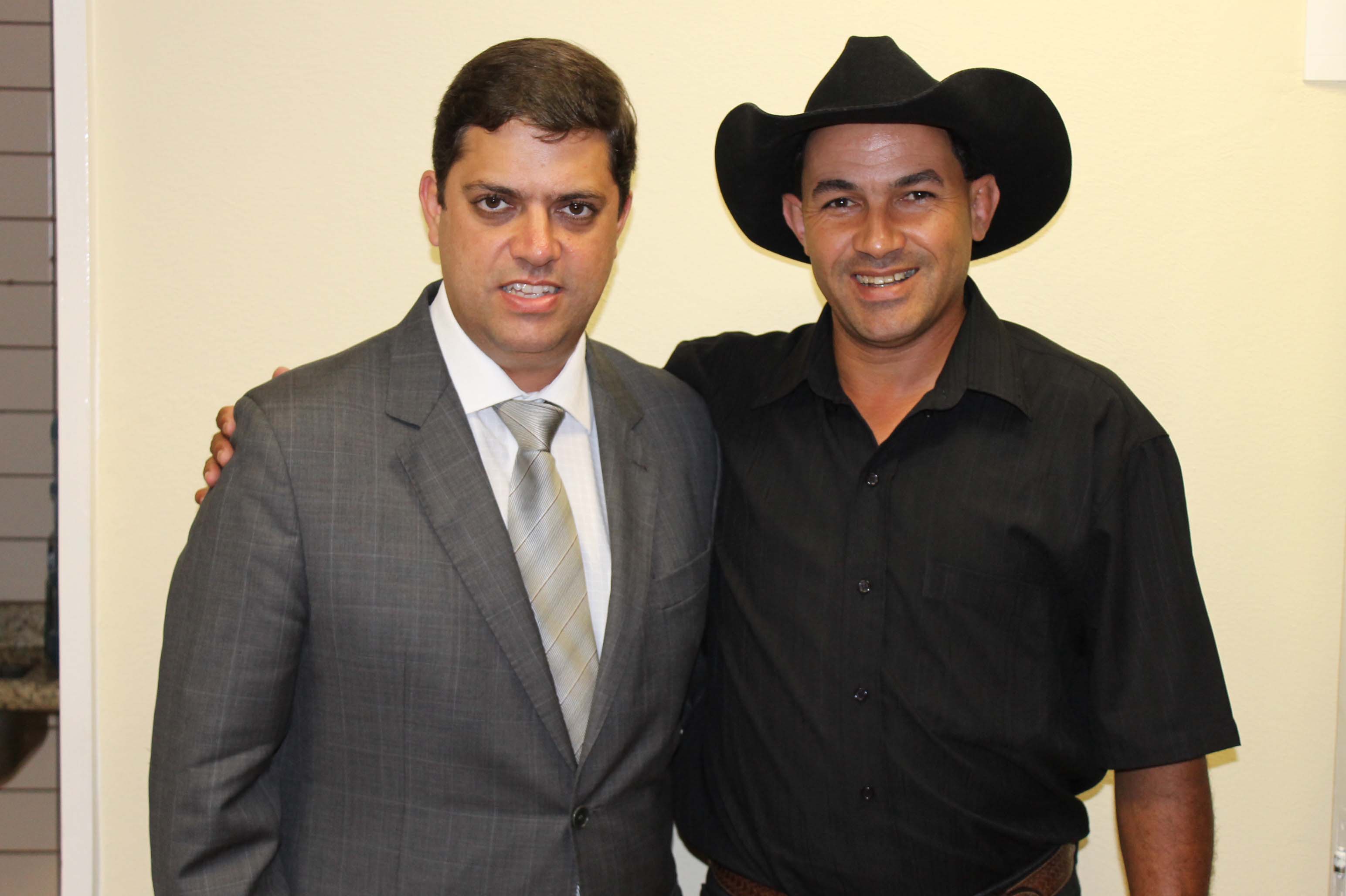 Marcos Neves e vereador Mandi<a style='float:right;color:#ccc' href='https://www3.al.sp.gov.br/repositorio/noticia/N-03-2013/fg122626.jpg' target=_blank><i class='bi bi-zoom-in'></i> Clique para ver a imagem </a>