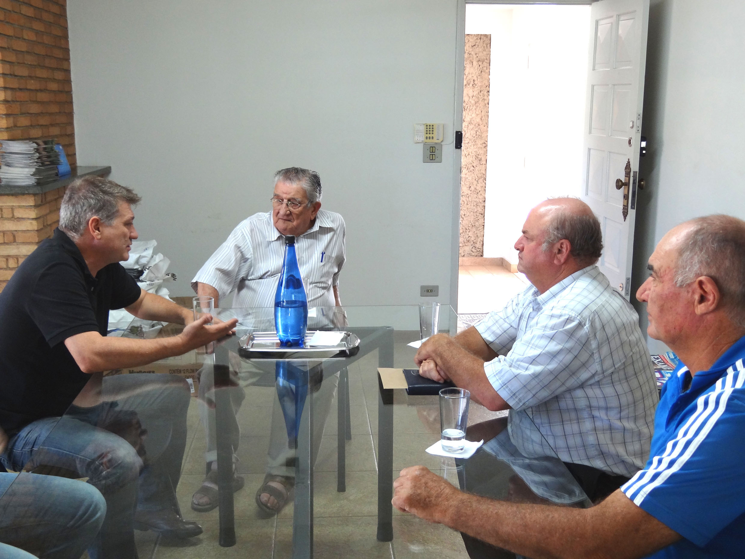 Tricoli ( esq.) em reunio sobre a Festa do Morango<a style='float:right;color:#ccc' href='https://www3.al.sp.gov.br/repositorio/noticia/N-03-2014/fg159716.jpg' target=_blank><i class='bi bi-zoom-in'></i> Clique para ver a imagem </a>