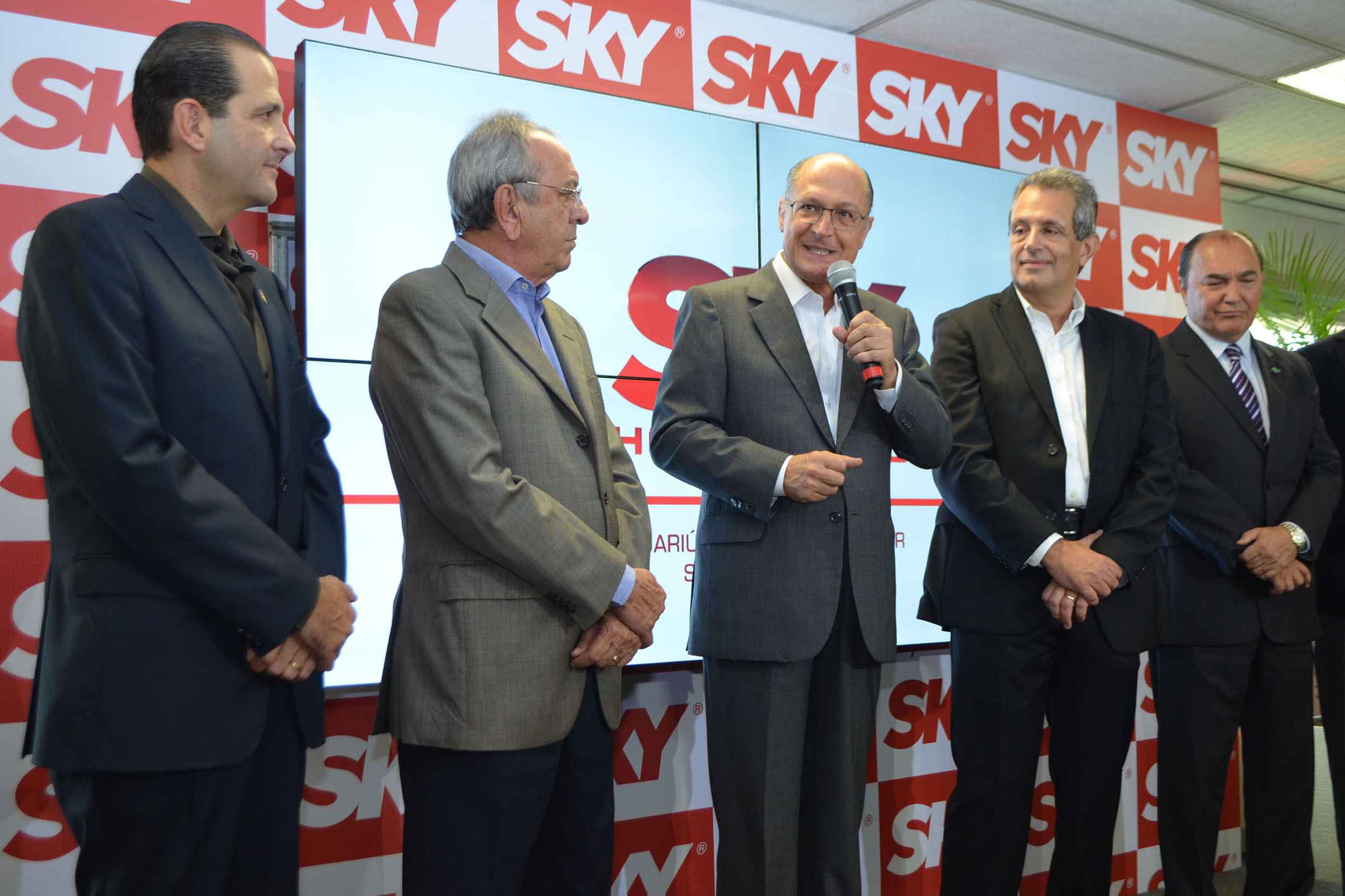 Edmir Chedid e Geraldo Alckmin na cerimnia da Sky em Jaguarina<a style='float:right;color:#ccc' href='https://www3.al.sp.gov.br/repositorio/noticia/N-03-2015/fg168036.jpg' target=_blank><i class='bi bi-zoom-in'></i> Clique para ver a imagem </a>