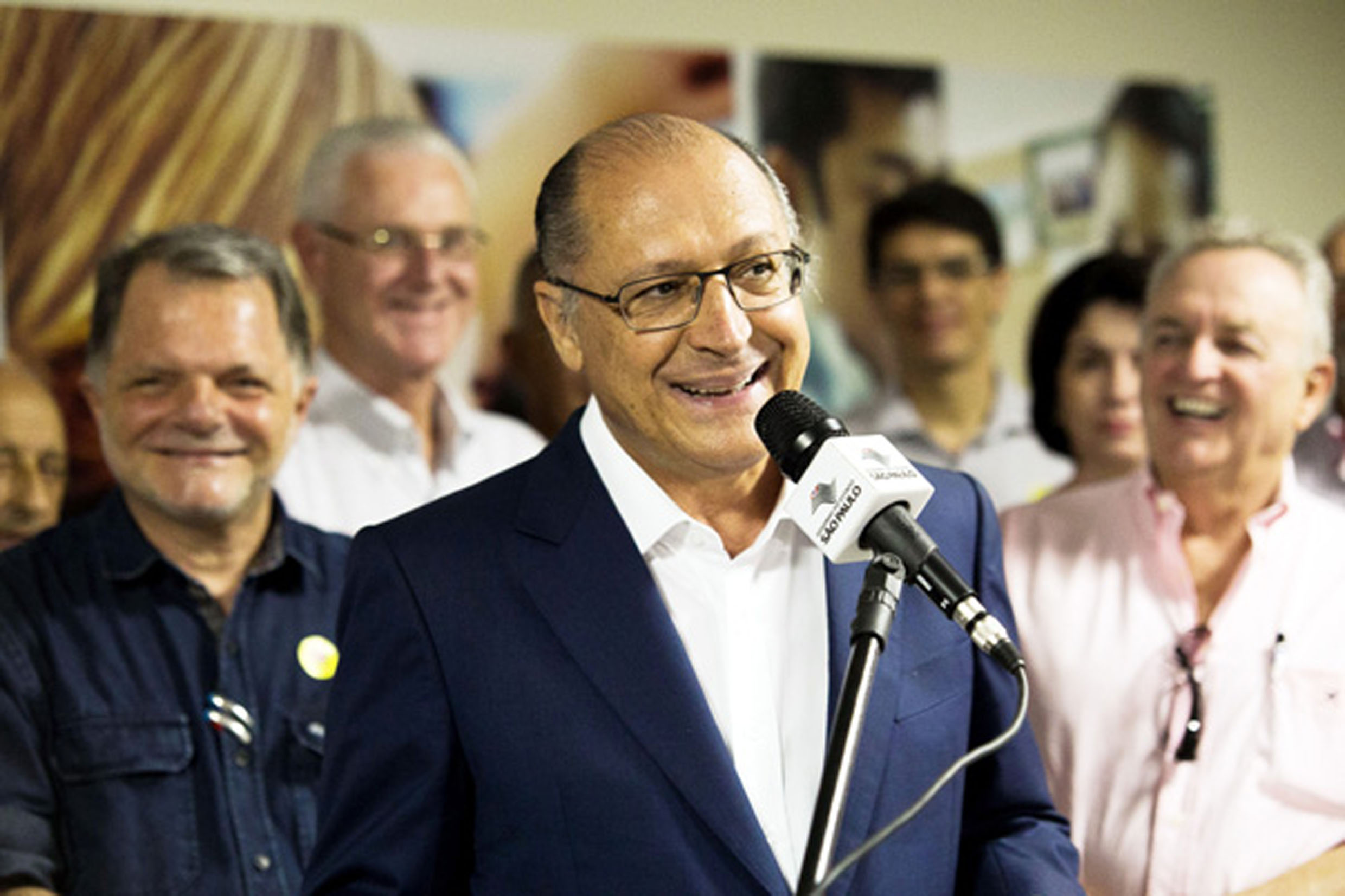 Bragato (esq.) e Alckmin (ao microfone)<a style='float:right;color:#ccc' href='https://www3.al.sp.gov.br/repositorio/noticia/N-03-2015/fg168139.jpg' target=_blank><i class='bi bi-zoom-in'></i> Clique para ver a imagem </a>