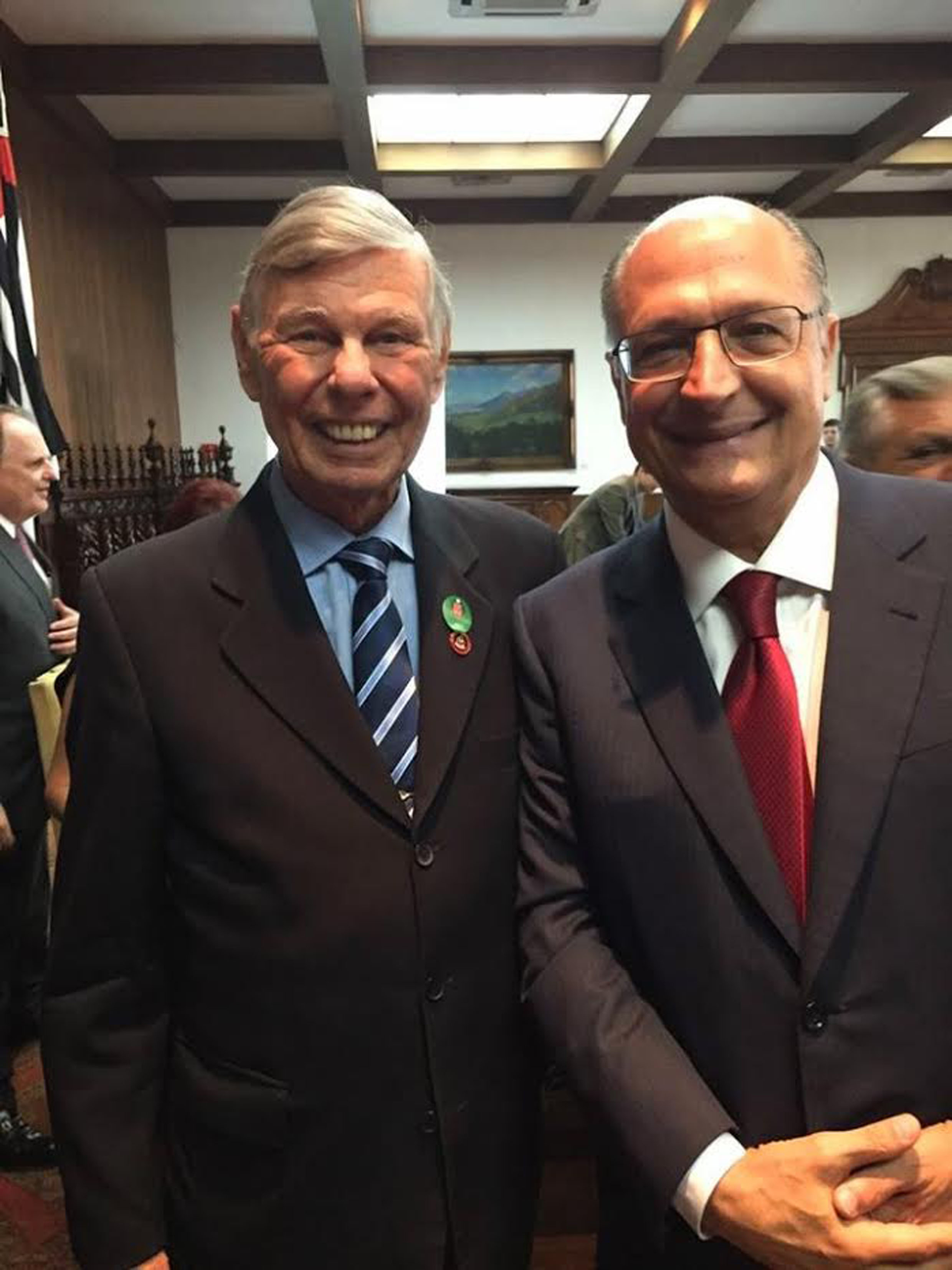 O deputado Gasparini e o governador Alckmin no lanamento da inovao<a style='float:right;color:#ccc' href='https://www3.al.sp.gov.br/repositorio/noticia/N-03-2015/fg168551.jpg' target=_blank><i class='bi bi-zoom-in'></i> Clique para ver a imagem </a>